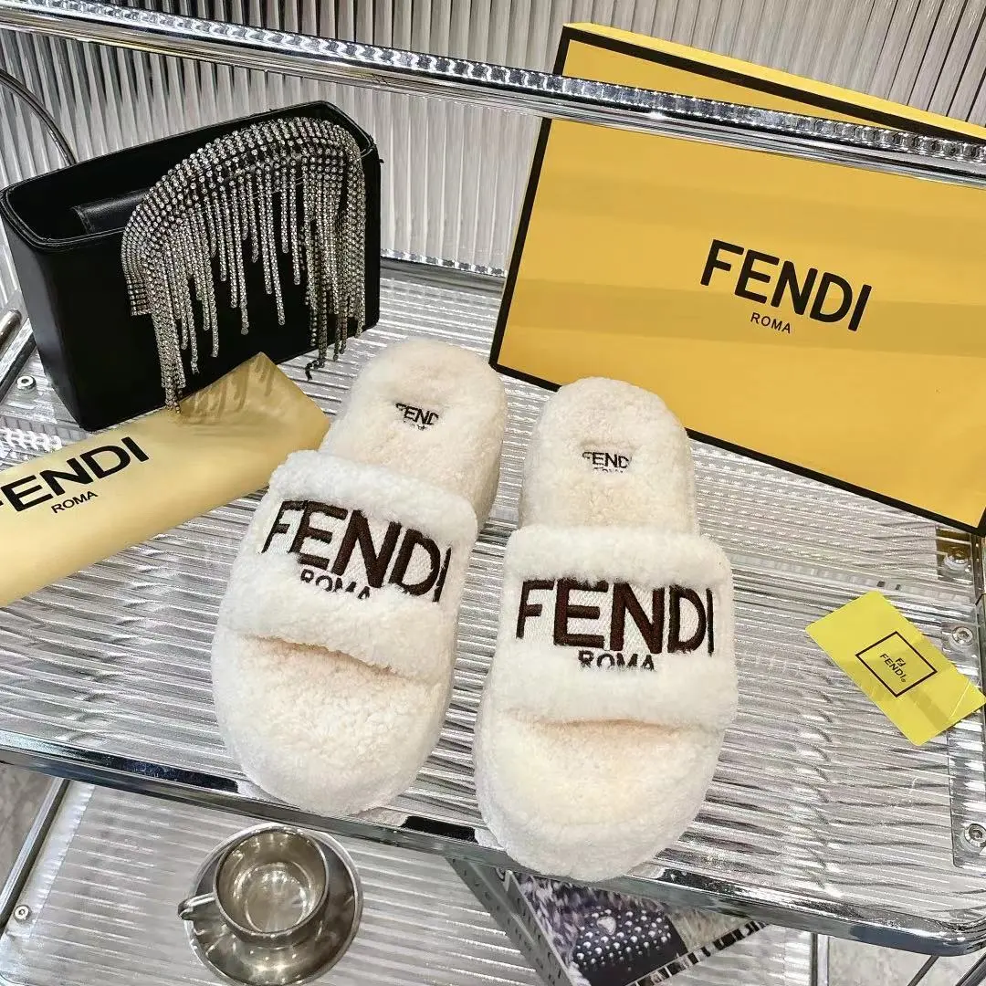 l新款 FENDI 芬迪毛毛拖，专柜原装正版原版复刻爆款来袭✨今天给你们分享这款超火的 FENDI 芬迪毛毛拖！👏 🐑采用原版羊羔毛，质感无敌，摸上去那叫一个柔软舒服，就像踩在云朵上☁️，而且真的是超级暖和 👠全真皮羊羔毛材质，尽显原版品质，从鞋面到鞋垫，每一处细节都彰显着精致与奢华。 😎上脚效果更是惊艳，不仅好看时尚，还能瞬间提升整体穿搭的格调，让你成为街头的时尚焦点。 🎁原版包装，仪式感满满。 📏码数:35 -40 码出厂价💰240元