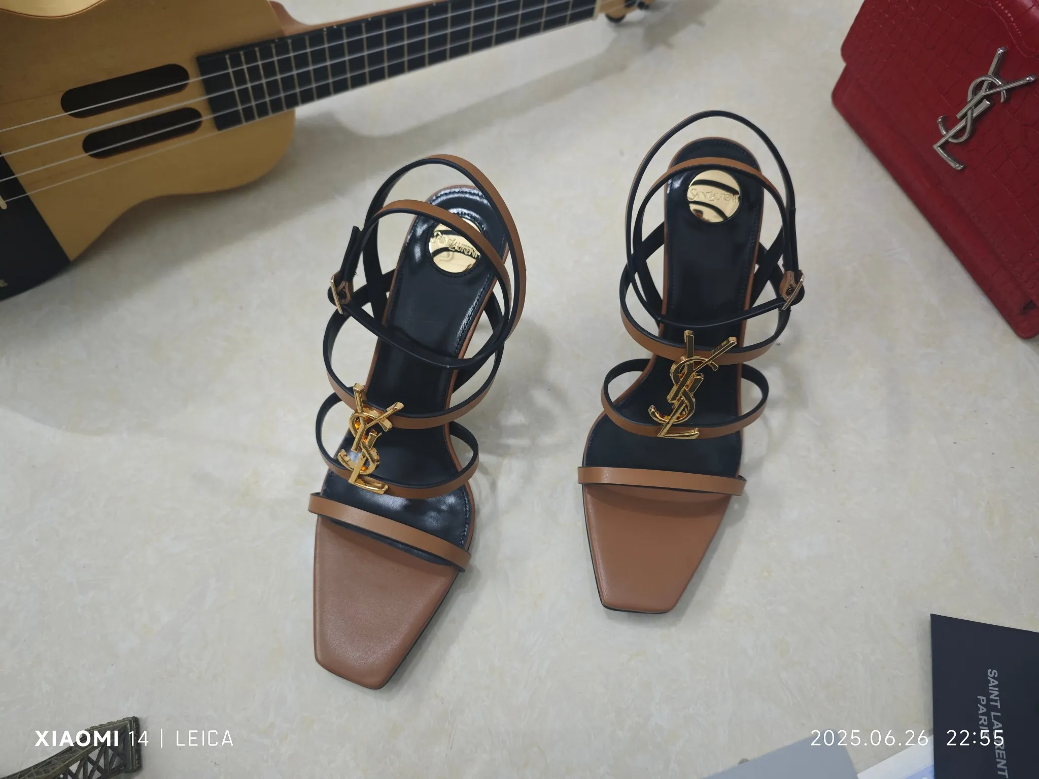 工厂价💰240【Saint Laurent】圣罗兰、细跟ysl字凉鞋💃2025早秋专柜同步最新款、YSL、装饰👠 经典上乘美艳力作 专柜最火春夏系列 兼备气质 时尚 经典耐看的设计风格 😌上脚效果特别美〰️,材料采用🇮🇹意大利进口小黑牛,进口黑漆皮、内里、垫脚;绵羊皮、跟高 细跟9cm 码数35-41码(34.41.42要定做,不退换)大底;进口真皮大底、配专柜全套包装