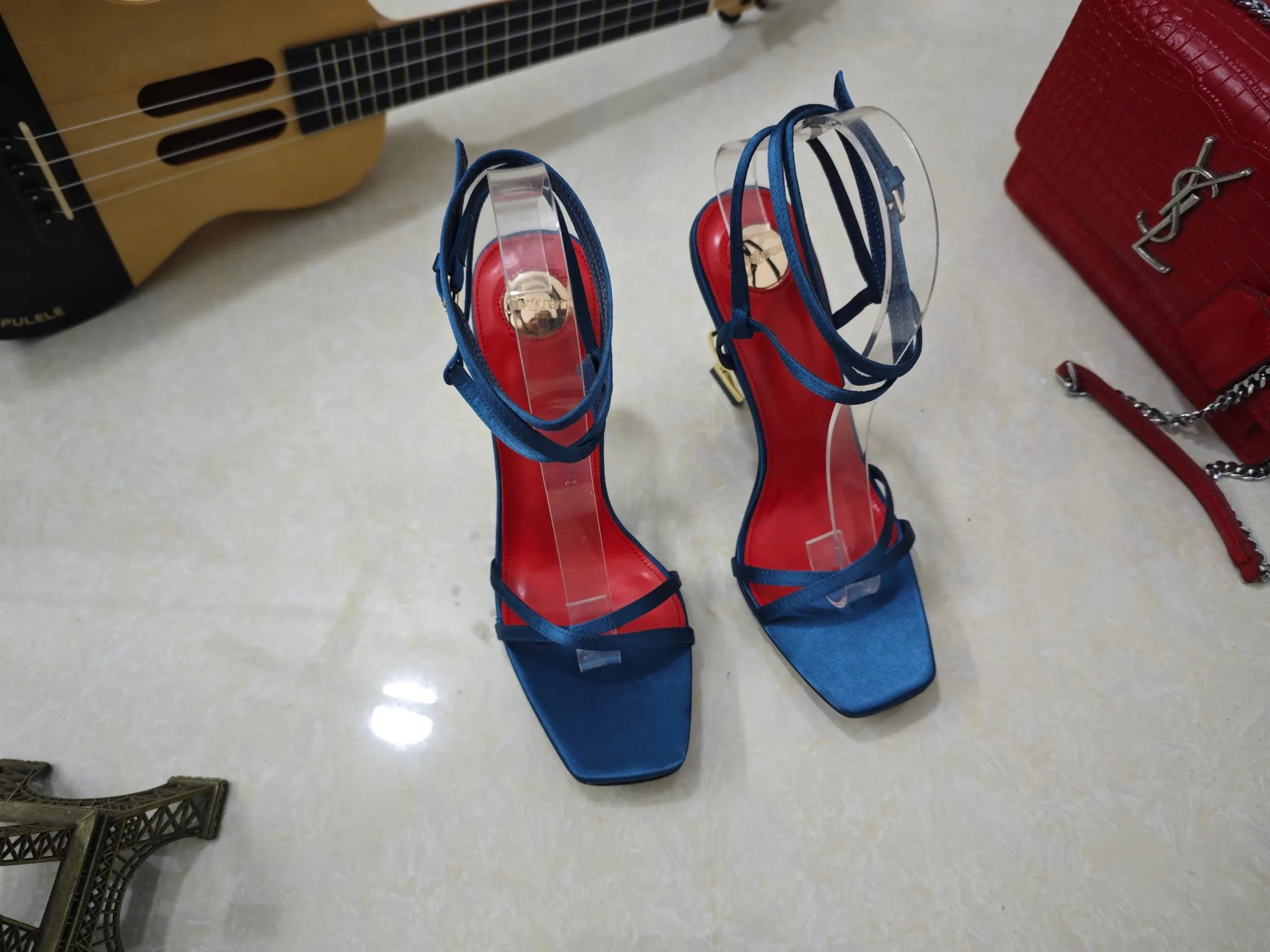 工厂价💰250【Saint Laurent】圣罗兰、高跟ysl字高跟鞋💃2025早春专柜同步最新款、YSL、装饰👠 经典上乘美艳力作 专柜最火秋冬系列 兼备气质 时尚 经典耐看的设计风格 😌上脚效果特别美〰️,材料采用🇮🇹意大利进口真丝布面,进口黑羊皮、内里、垫脚;绵羊皮、细跟高跟鞋,码数35-41码(34.41.42要定做,不退换)大底;进口真皮大底、配专柜全套包装