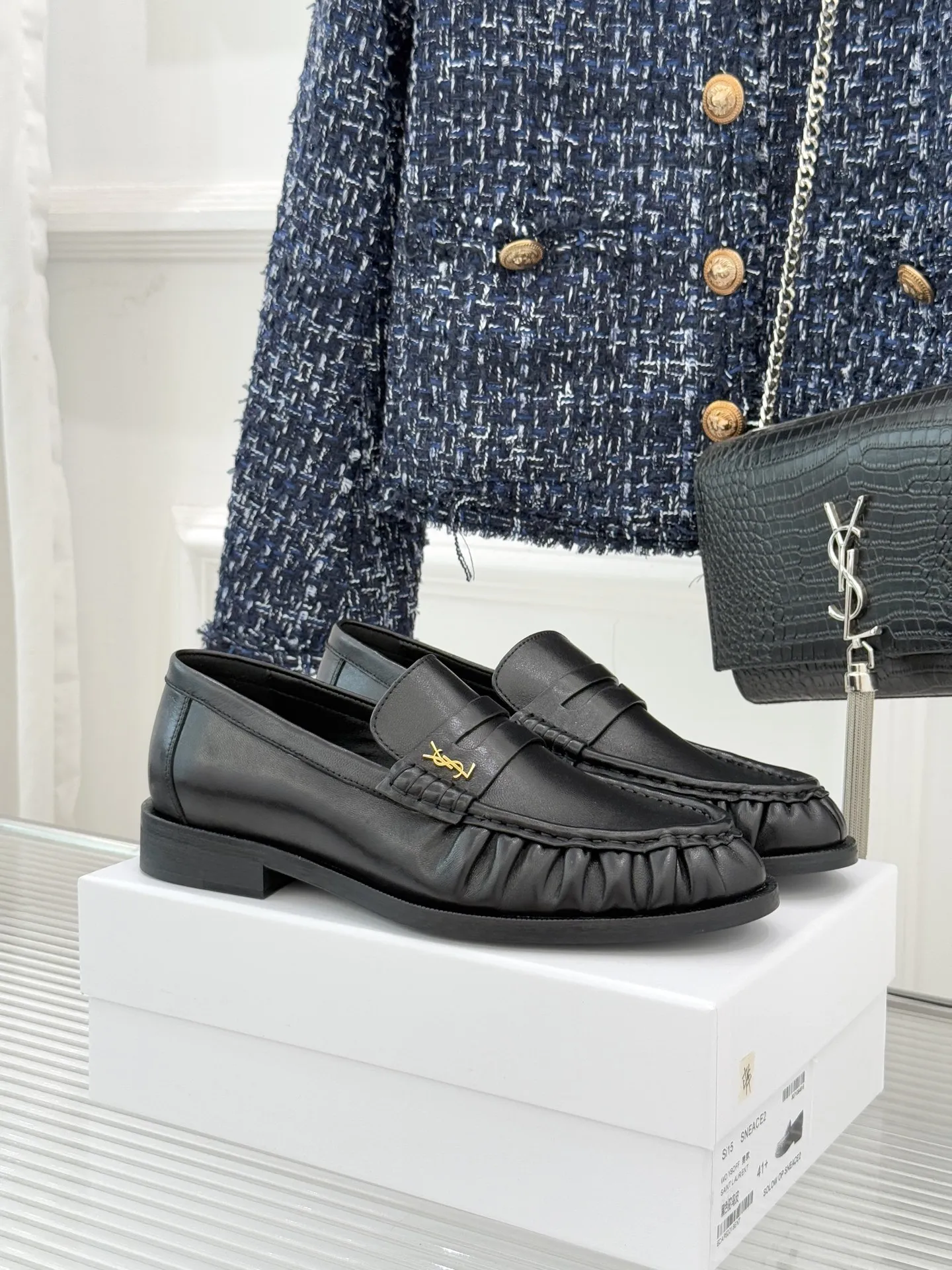 厂价💰男鞋380 Saint Lauren*圣罗兰2025YSL小logo 褶皱情侣款乐福鞋 标志性的小logo是这双鞋的灵魂所在 以低调而精致的姿态呈现于鞋身之上。 不同于张扬的大标识 它安静却醒目 用简洁线条勾勒出YSL独有的时尚DNA 在不经意间透露出品牌的深厚底蕴 鞋头的经典杏仁形设计 巧妙修饰脚型 在视觉上拉长足部线条 彰显优雅与秀气 。 情侣共赴的每一场约会 每一次出行 都因这双鞋的默契加持 成为低调又深刻的风格纪念。 面料采用原版定制皮料 内里垫脚均为羊皮 意大利进口真皮大底 size:女35-39(40/41/42定制) 男38-44(45/46/47定制)