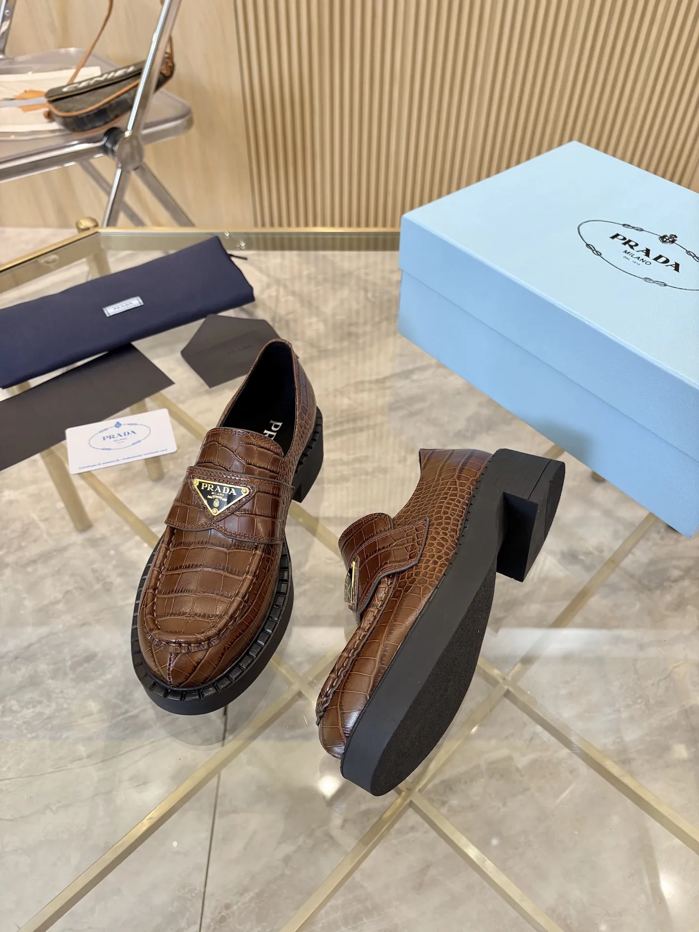 Prad顶级版本! 精品品质✅已认证💯 经典爆款prada普拉达最高版本1:1复刻。 春秋四季乐福德比鞋,经典银黑三角标, 搭配鞋面Logo微标细节,4.5cm跟高, 上脚舒适瘦腿, 引领时尚的小姐姐网红们最爱。 颜色:黑色,白色,黑/白, 鳄鱼纹,豹纹,咖啡色 包装:配专柜合格证,卡片, 纯棉布袋包装出货。 女款:34-41(34.40.41 须订做) 男款:39-46(39.45.46须订做) P S:女款240(男款加20)鳄鱼纹,马毛加10