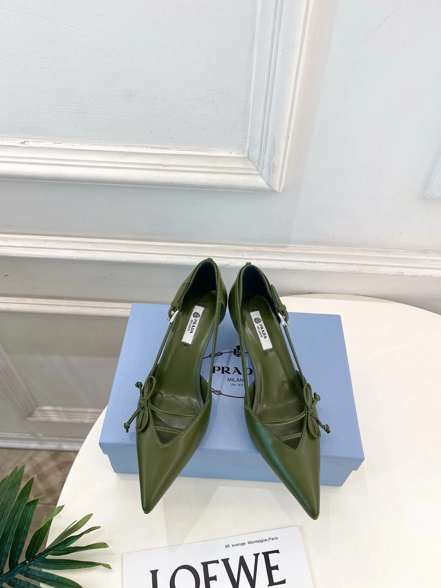 PRADA 普拉达 26𝐬𝐬 🌈2026春夏新品 专柜走秀款 尖头小猫跟蝴蝶结中空凉鞋 系列〰 ◽鞋面：原版高定制小羊皮/牛漆皮 ◽️ 内里：进口水染羊皮 ◽大底：原版意大利真皮大底 ◽️ 跟高：5.5cm/7.5cm ◽鞋码: 35-39（40.41.定做不退换） ◽出厂价：💰300（配飞机盒➕10）