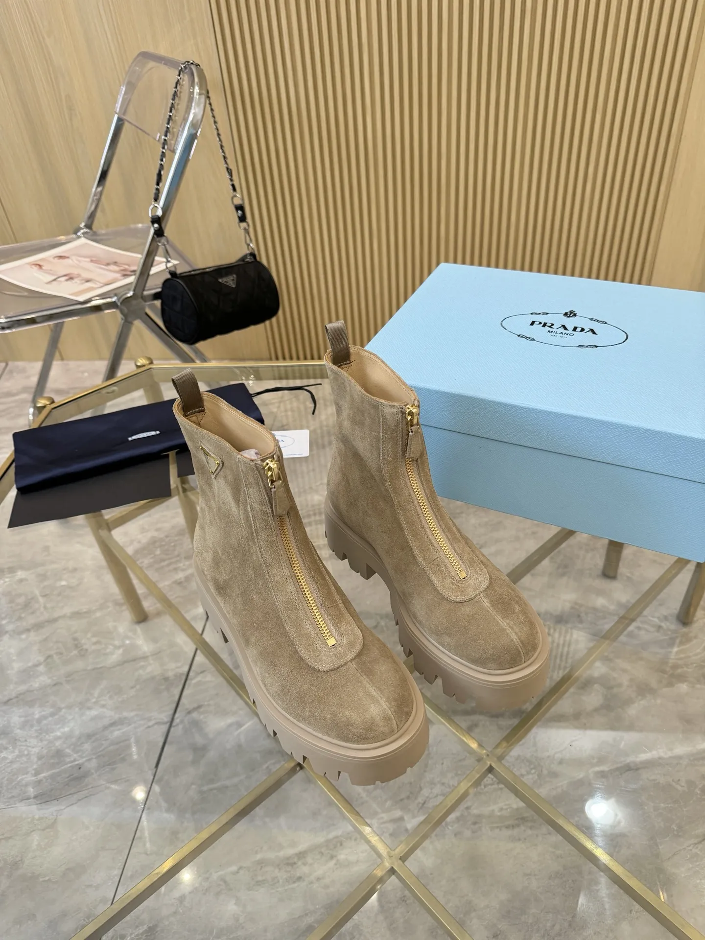 出厂价羊毛裡330.皮裡💰290 PRAD* 25ss普拉达经典三角标一脚蹬王炸女靴 冬天买不到的系列,绝对是今年的大爆款!!贼好看!Prada靴子真的很哇塞!上脚大气显腿瘦气质这块刚好拿捏 鞋面:牛猄 内里:牛皮,羊毛裡 大底:原板开模大底 Size:35-41