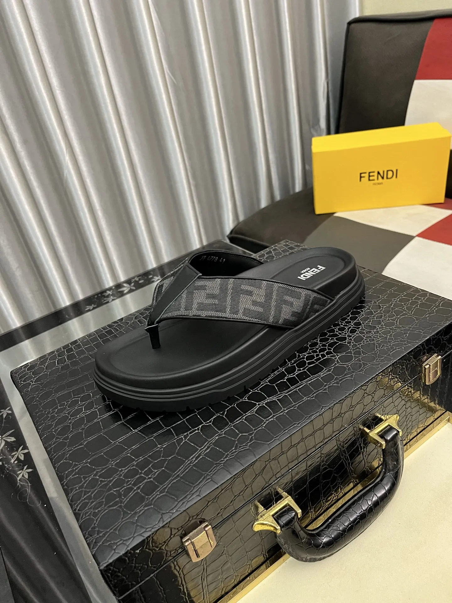 出厂价：180⌚️⌚️芬迪顶级代购🇮🇹 芬 炸街男神春夏拖鞋专柜同步，鞋面意大利进口牛皮搭配标志布面料，高品质复杂拼接工艺品，鞋底：原厂特供原版底，独家活动成型底超级舒适，原厂跟单货，🔍🔍高品质，可随意进出专柜，欢迎对比，码数 38-45