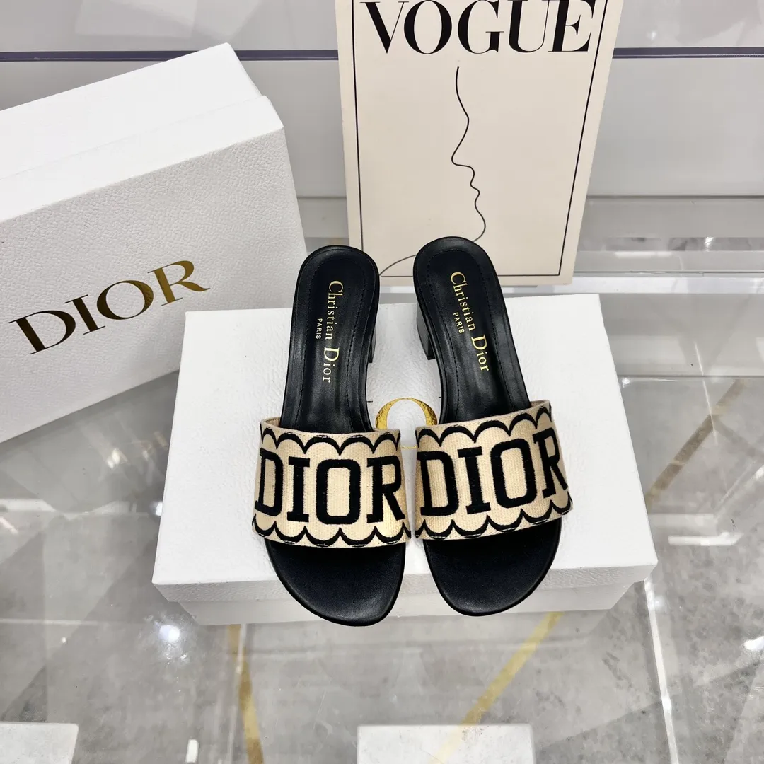 橙子出厂价💰80 Dior 迪奥春夏新款 刺绣字母拼色粗跟拖鞋 一字带中跟凉拖 跟高：4.5CM 码数：35-42