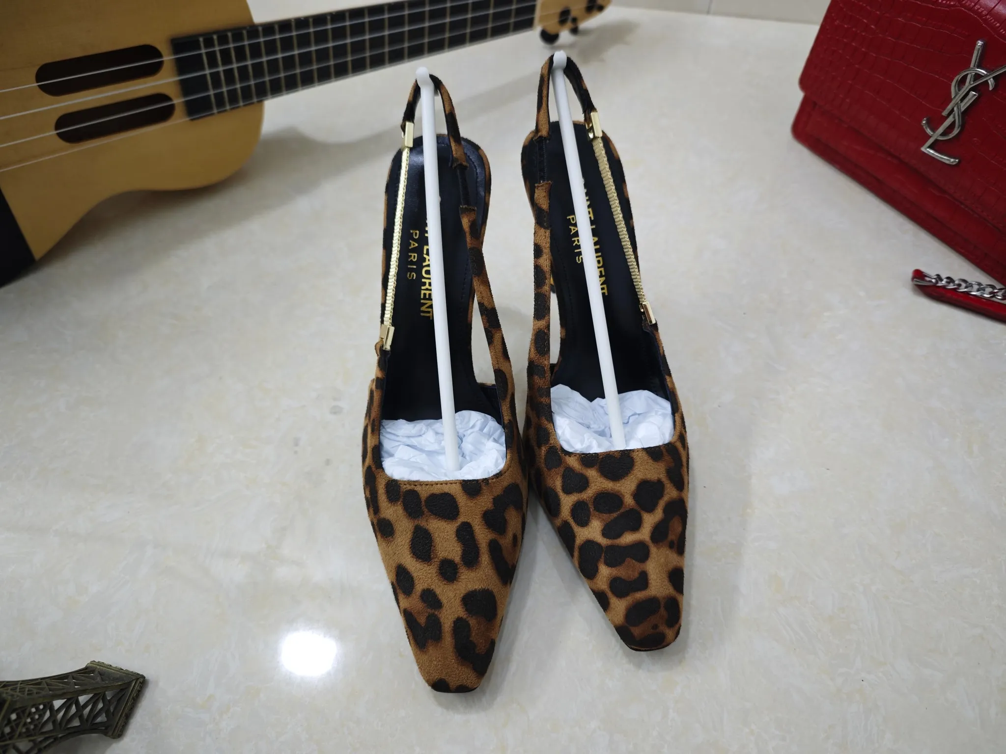 工厂价💰280【Saint Laurent】圣罗兰、高跟ysl字凉鞋💃2024早秋专柜同步最新款、YSL、装饰👠 经典上乘美艳力作 专柜最火春夏系列 兼备气质 时尚 经典耐看的设计风格 😌上脚效果特别美〰️,材料采用🇮🇹意大利进口小黑牛,进口黑漆皮、内里、垫脚;绵羊皮、细跟凉鞋,码数35-41码(34.41.42要定做,不退换)大底;进口真皮大底、配专柜全套包装