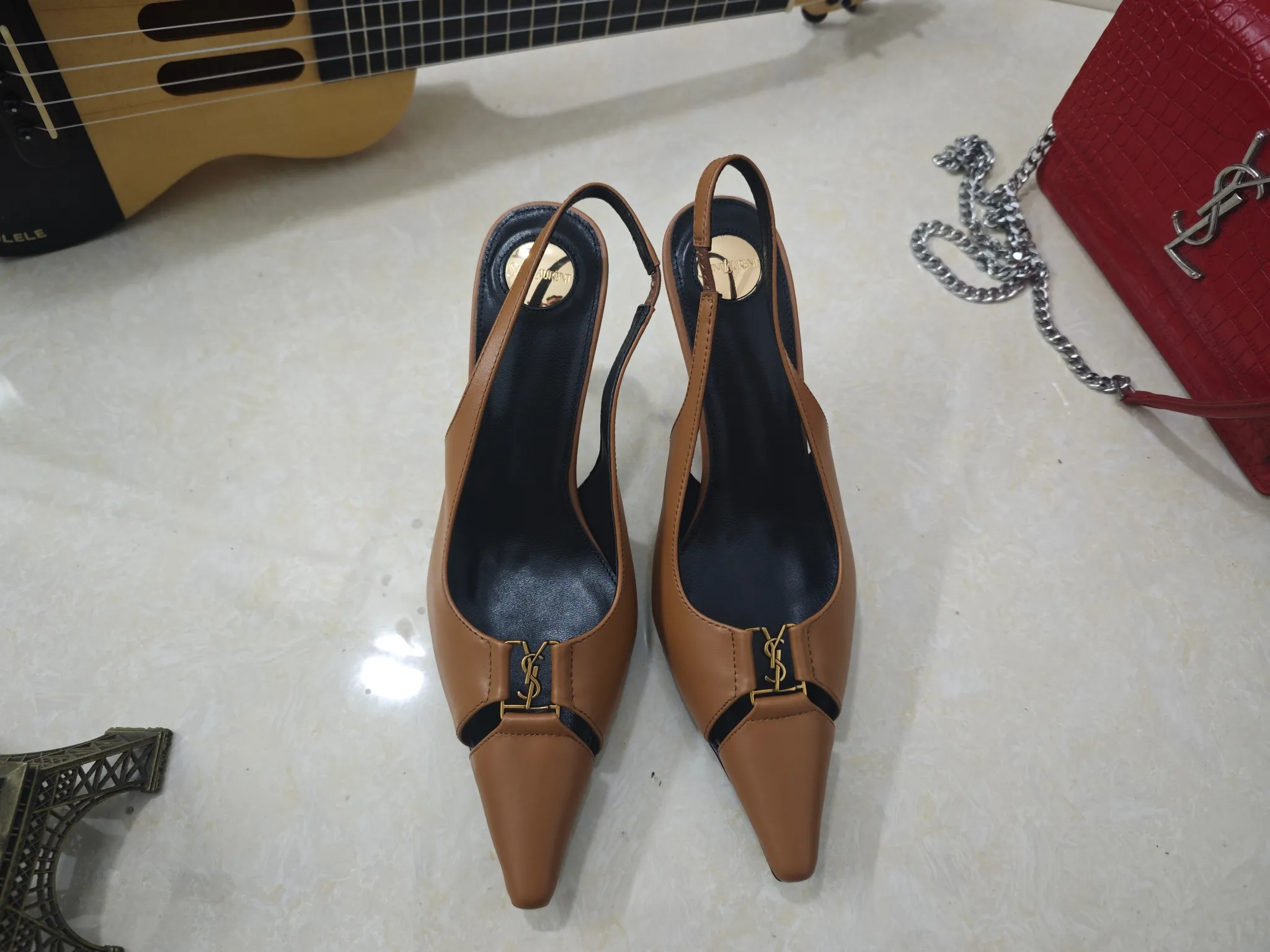 工厂价💰250【Saint Laurent】圣罗兰、高跟ysl字高跟鞋💃2025早春专柜同步最新款、YSL、装饰👠 经典上乘美艳力作 专柜最火秋冬系列 兼备气质 时尚 经典耐看的设计风格 😌上脚效果特别美〰️,材料采用🇮🇹意大利进口小黑牛,进口黑羊皮、内里、垫脚;绵羊皮、细跟高跟鞋,码数35-41码(34.41.42要定做,不退换)大底;进口真皮大底、配专柜全套包装