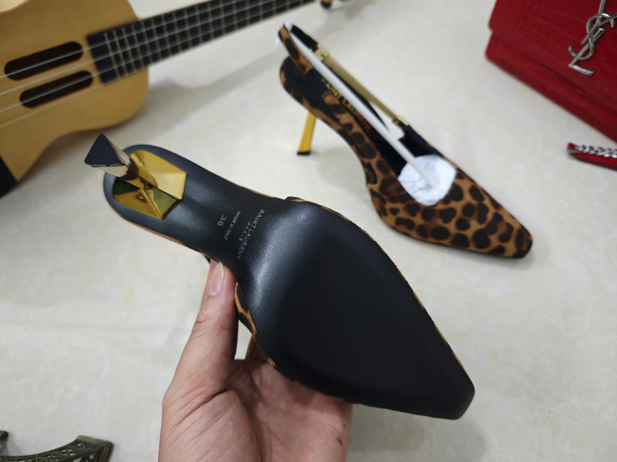 工厂价💰280【Saint Laurent】圣罗兰、高跟ysl字凉鞋💃2024早秋专柜同步最新款、YSL、装饰👠 经典上乘美艳力作 专柜最火春夏系列 兼备气质 时尚 经典耐看的设计风格 😌上脚效果特别美〰️，材料采用🇮🇹意大利进口小黑牛，进口黑漆皮、内里、垫脚；绵羊皮、细跟凉鞋，码数35-41码（34.41.42要定做，不退换）大底；进口真皮大底、配专柜全套包装