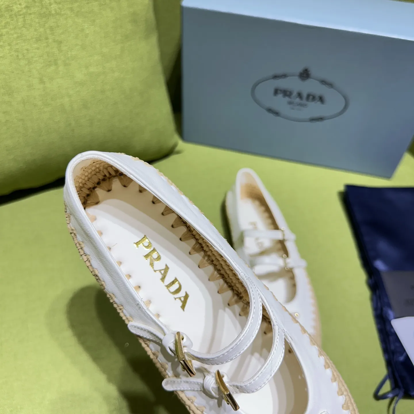 Prada普拉达 25ss早春新款🔥🔥✨ 🌟 小红书各大博主推荐，1-1开发 彰显经典魅力。 芭蕾平底鞋巧妙碰撞质感对比，添缀三角形徽标。舒软绒面皮革搭配纯手工精致编织，惬意释放夏日风姿。 开模大底5毫米厚。 面料羊皮，混种羊内里 码数：35一42（40-42定做不退换） 出厂价：320