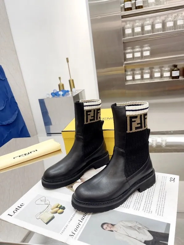 长期有货，，工厂💖p260 🔥🔥经典FenDi马丁靴（专柜都是断货王）各种单品都印上了FF logo&hellip;💖💖💖 今年新色🌈🌈🌈logo大气时尚 明星欧阳娜娜 大表姐刘雯都有穿的经典款 材质:原版1:1复刻针织靴筒 鞋面:选用顶级定制哑光一级牛皮 🔥🔥专柜同款大底➰橡胶泡沫底➕耐磨绒沿条 脚感超轻 ～🌺🌺🌺 尺码:35&ndash;40:☘️(40.41.42不退换)