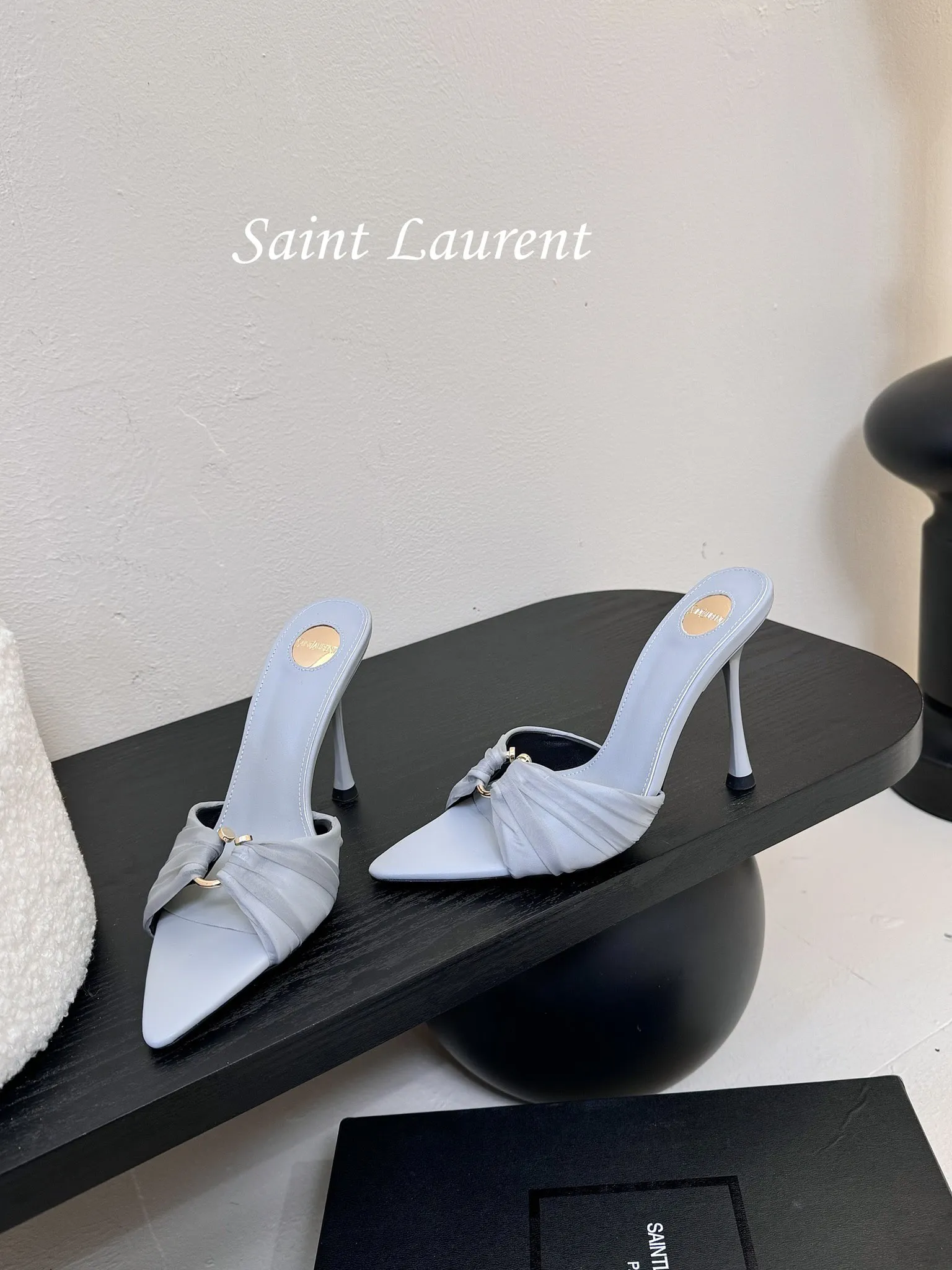 💰260 Saint Laurent / 圣罗兰Lee金属钻链条尖头高跟鞋YSL姐姐的美丽尤物高跟鞋 又是人间圣罗兰 Rose同款的高跟鞋化很好修饰脚型,奢华金属链 这几年SLP是在高跟鞋越来越懂女人了朝摒奔了防水台款的尴尬设计印象ysl绝美高跟鞋 鞋面:真丝 鞋底:真皮大底 跟高:约11cm 尺码:35-42(40-42定制不退不换)