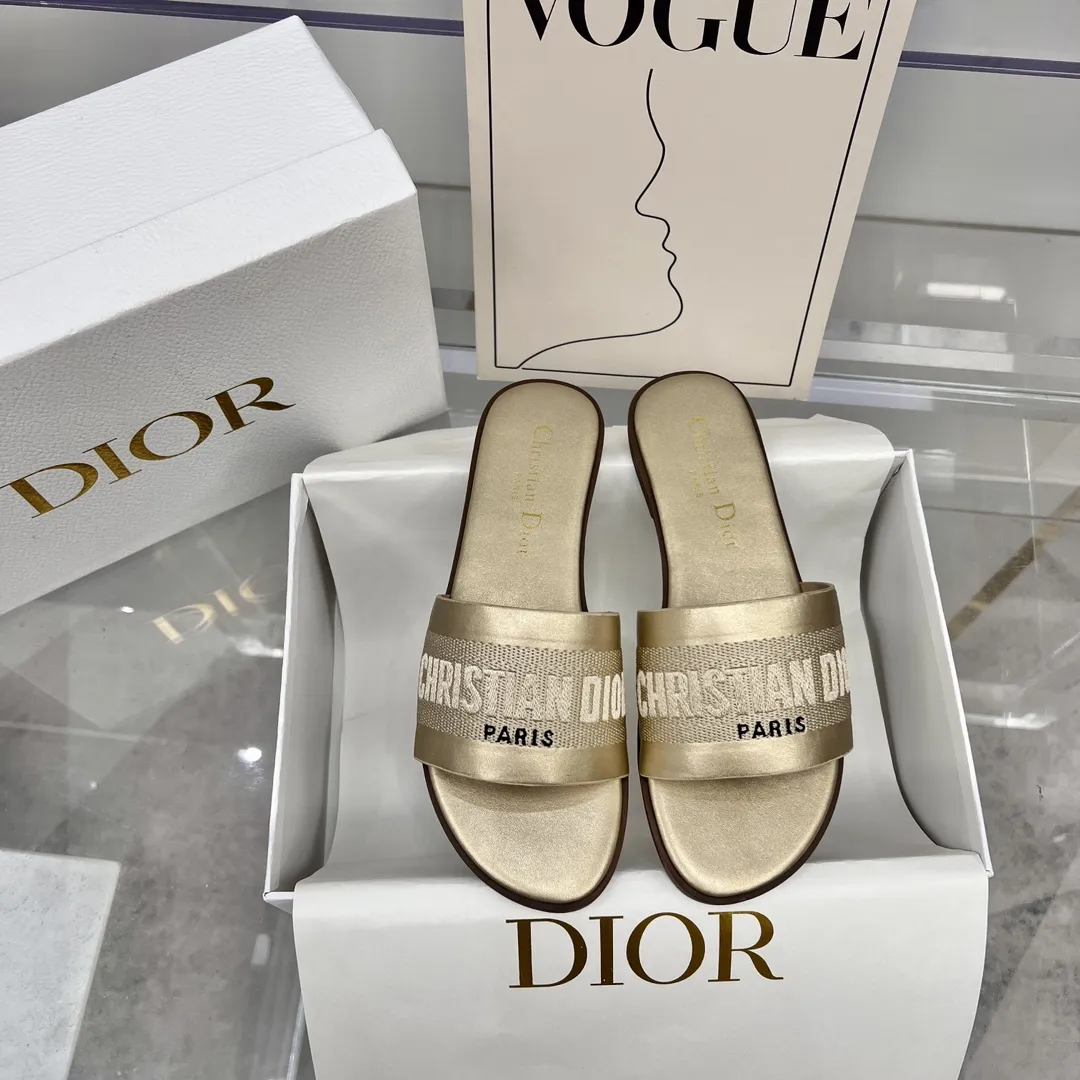橙子出厂价💰75 Dior 迪奥春夏新款 刺绣字母平底拖鞋 一字带拖鞋 沙滩凉拖 码数:35-42