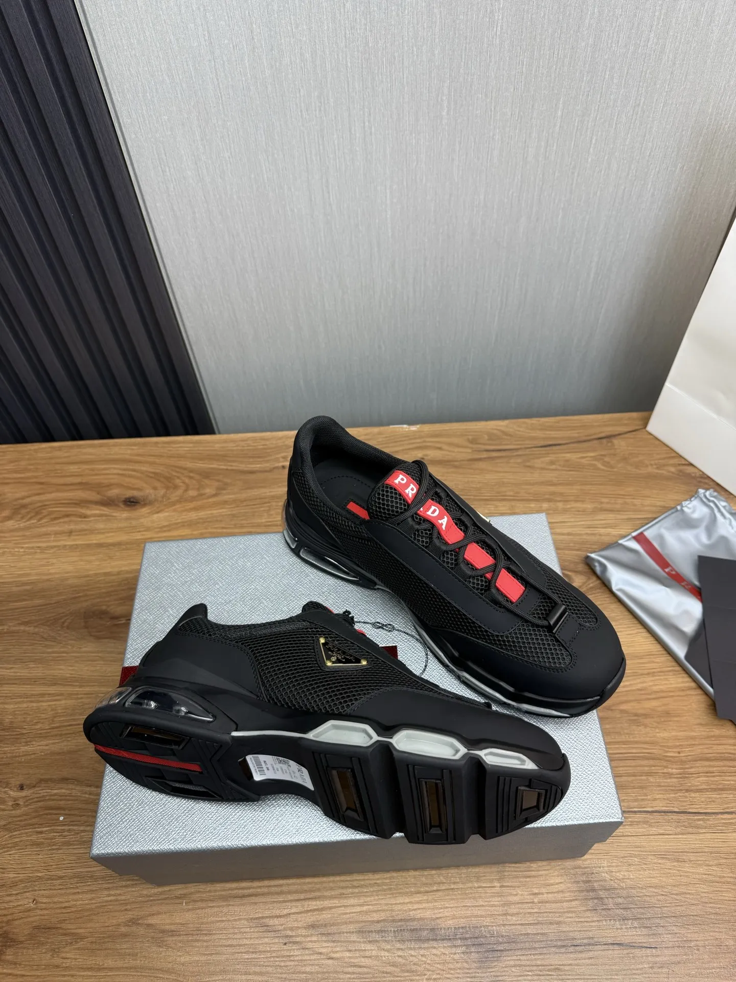 工厂价350💰 【PRADA普拉达】男鞋专柜爆款，高品质出货✔️官网同步 原版进口牛皮配舒适网面+牛皮内里，1⃣️比1⃣️复刻 ，原厂抽空气垫原版底，38-45