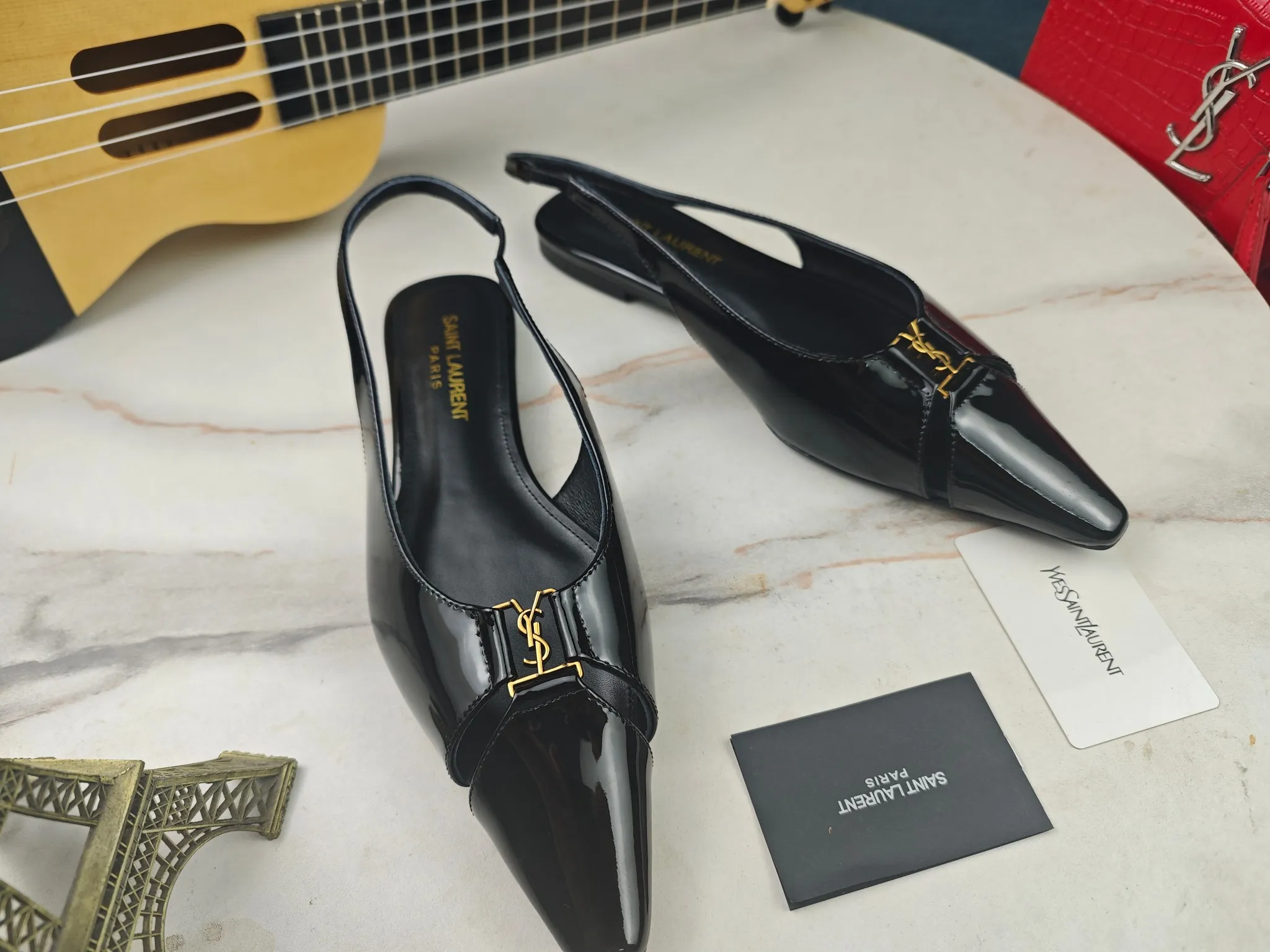 工厂价💰250【Saint Laurent】圣罗兰、平跟ysl字凉鞋💃2024早秋专柜同步最新款、YSL、装饰👠 经典上乘美艳力作 专柜最火春夏系列 兼备气质 时尚 经典耐看的设计风格 😌上脚效果特别美〰️，材料采用🇮🇹意大利进口小黑牛，进口黑漆皮、内里、垫脚；绵羊皮、平跟凉鞋，码数35-41码（34.41.42要定做，不退换）大底；进口真皮大底、配专柜全套包装