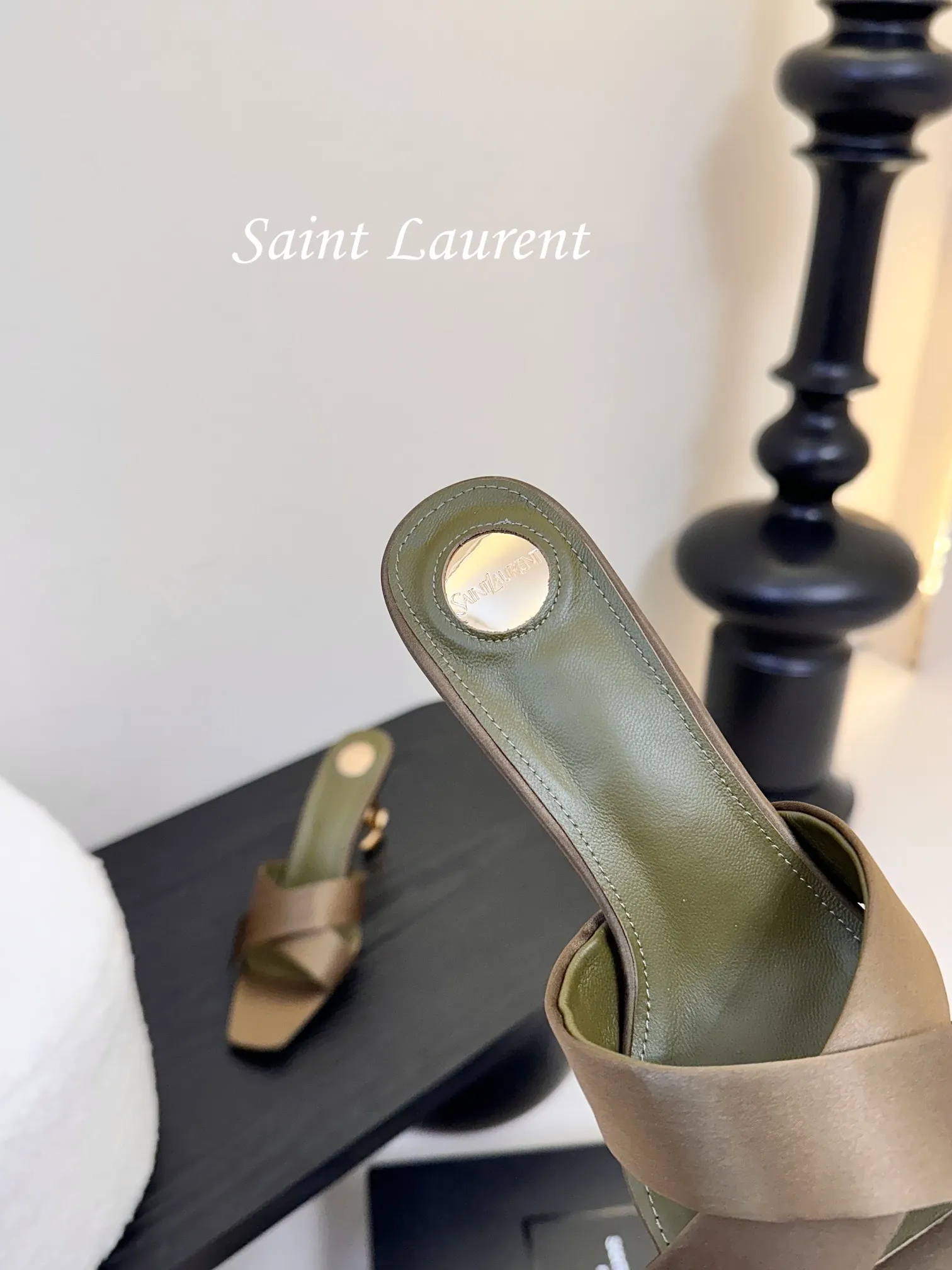 💰280 Saint Laurent / 圣罗兰Lee金属钻链条尖头高跟鞋YSL姐姐的美丽尤物高跟鞋 又是人间圣罗兰 Rose同款的高跟鞋化很好修饰脚型,奢华金属链 这几年SLP是在高跟鞋越来越懂女人了朝摒奔了防水台款的尴尬设计印象ysl绝美高跟鞋 鞋面:真丝 鞋底:真皮大底 跟高:约11cm 尺码:35-42(40-42定制不退不换)