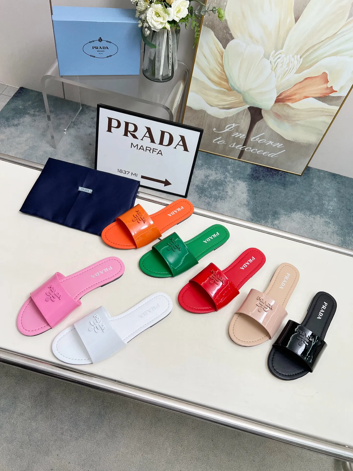 普拉达,2025最新款150(真皮底加180)尖头凉鞋春款新品,25年新款上市走秀明星新品时尚潮流【PRADA 普拉达】方头高跟方跟粗跟凉鞋后空单鞋。✨✨鞋面采用进口网丝+开边珠、内里垫脚为进口羊皮,意大利注塑真皮大底。跟高6cm 🐎size:35-40(41,42,43可定做,不退换)