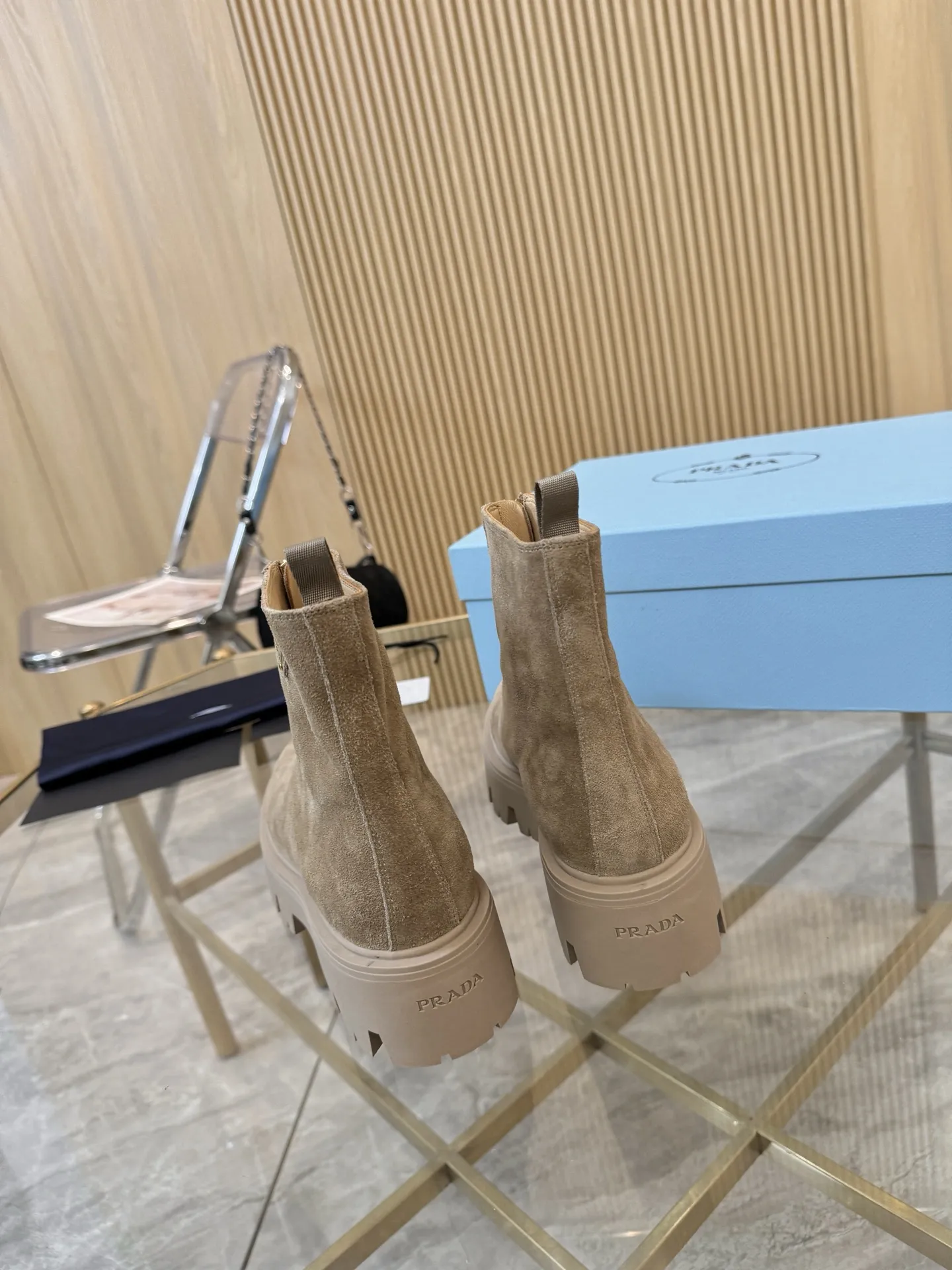 出厂价羊毛裡330.皮裡💰290 PRAD* 25ss普拉达经典三角标一脚蹬王炸女靴 冬天买不到的系列，绝对是今年的大爆款！！贼好看！Prada靴子真的很哇塞！上脚大气显腿瘦气质这块刚好拿捏 鞋面：牛猄 内里：牛皮，羊毛裡 大底：原板开模大底 Size：35-41