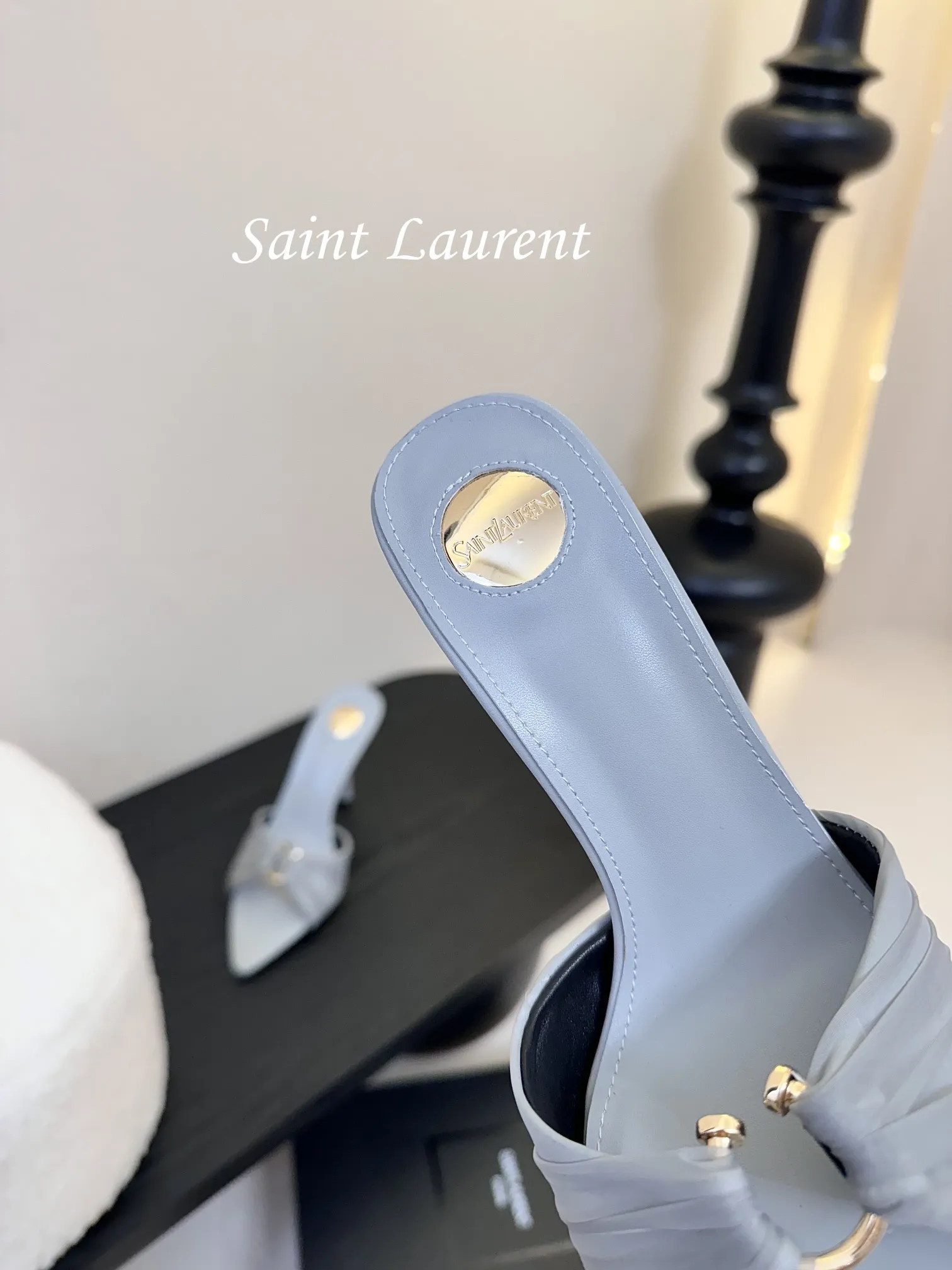 💰260 Saint Laurent / 圣罗兰Lee金属钻链条尖头高跟鞋YSL姐姐的美丽尤物高跟鞋 又是人间圣罗兰 Rose同款的高跟鞋化很好修饰脚型,奢华金属链 这几年SLP是在高跟鞋越来越懂女人了朝摒奔了防水台款的尴尬设计印象ysl绝美高跟鞋 鞋面:真丝 鞋底:真皮大底 跟高:约11cm 尺码:35-42(40-42定制不退不换)