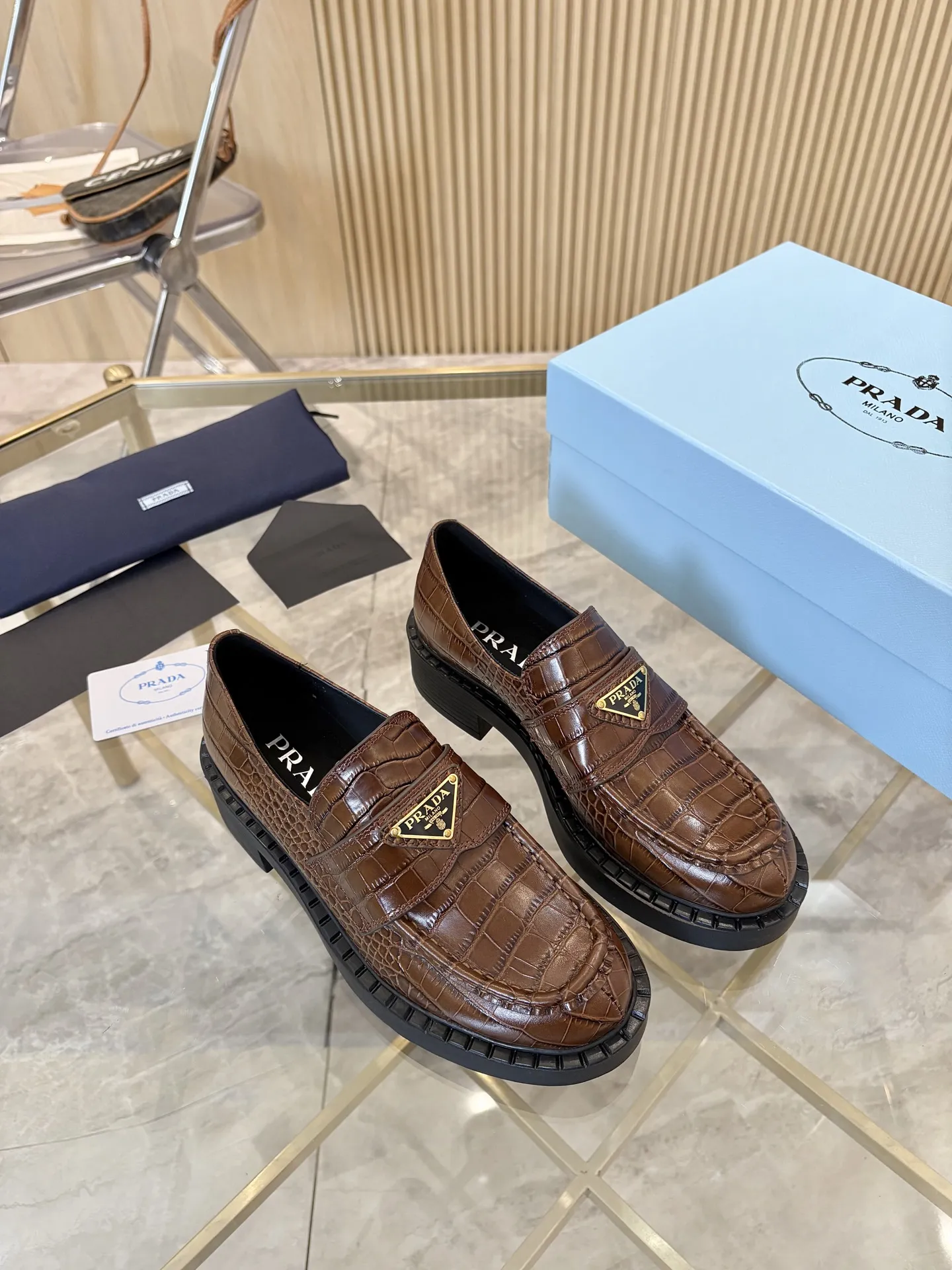 Prad顶级版本! 精品品质✅已认证💯 经典爆款prada普拉达最高版本1:1复刻。 春秋四季乐福德比鞋,经典银黑三角标, 搭配鞋面Logo微标细节,4.5cm跟高, 上脚舒适瘦腿, 引领时尚的小姐姐网红们最爱。 颜色:黑色,白色,黑/白, 鳄鱼纹,豹纹,咖啡色 包装:配专柜合格证,卡片, 纯棉布袋包装出货。 女款:34-41(34.40.41 须订做) 男款:39-46(39.45.46须订做) P S:女款240(男款加20)鳄鱼纹,马毛加10