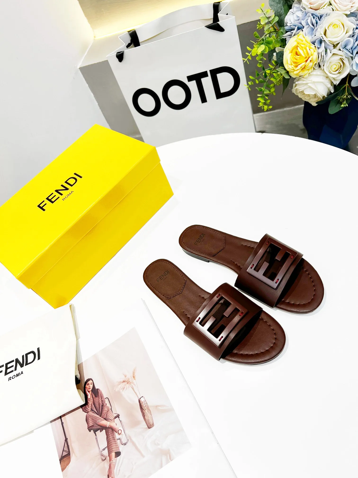 最新夏季爆款FENDI芬迪凉鞋，专柜原装正版，面料：头层牛皮，内里头层羊皮，橡胶底p140真皮底170，35&mdash;-42码欢迎下单，