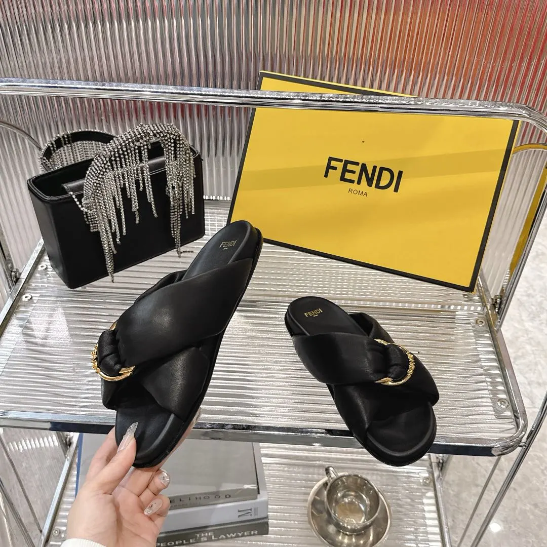 💰210元!Fendi 25ss 芬迪系列平底拖鞋 每年必备FF拖今年还加了新的系列,美到无法言喻 绝好的穿着舒适感可是经典必备,各种风格搭配都Hold的住! ▪面料:羊皮 ▪内里:羊皮 ▪跟高:平底/3cm ▪鞋底:原版真皮大底 ▪Size:35-39(40.41定做)
