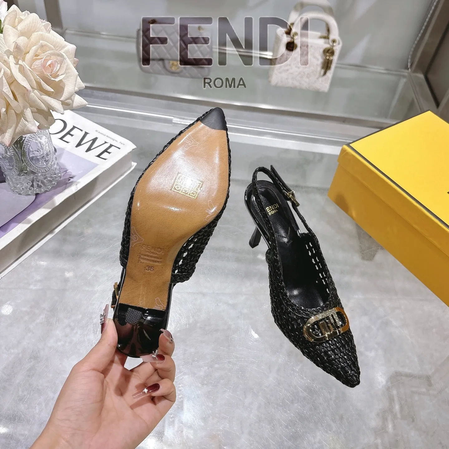 🎉🆕𝙁𝙀𝙉𝘿𝙄 🆕 | 芬迪 2025🆕🙌 编织镂空系带露跟高跟鞋凉鞋💯 〰 〰 🆕 🆕🆕 〰 〰 💯 出厂价: ♡真皮大底:300💰 ♡〰 ɪɴғᴏʀᴍᴀᴛɪᴏɴ 〰 ♡ Fendi编织镂空性感高跟鞋。 手工编织皮革镂空透气柔软清爽面料~~鞋侧高端金属扣系带开合精简利落✨ 高级编织精美鞋面&重工镶钻金色金属五金扣,搭配出质感奢华高贵 线条流畅优美 精湛工艺在每一处细节尽显,穿上就气场十足~👍🔝。 ♡面料:手工编织皮革&特级羊皮。 特级羊皮里羊皮 垫脚 颜色:优雅黑、银光色 . 棕黄色. 纯白色。 ♡跟高:8. 𝒄𝒎 ♡Size:35-41(41定做不予退换,先付款后生产❤️ )