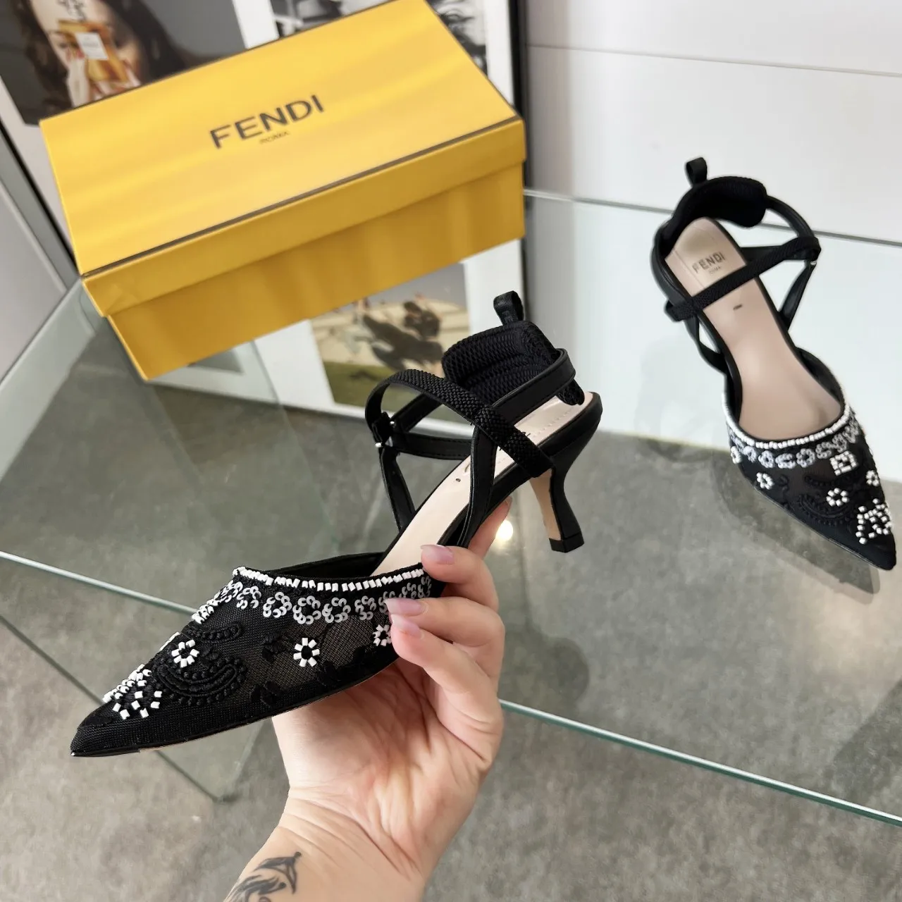 芬迪新款上线 跟高: 5.5 8.5 35-40（41、42、定做） P290芬迪新款上线 跟高: 5.5 8.5 35-40（41、42、定做） P290