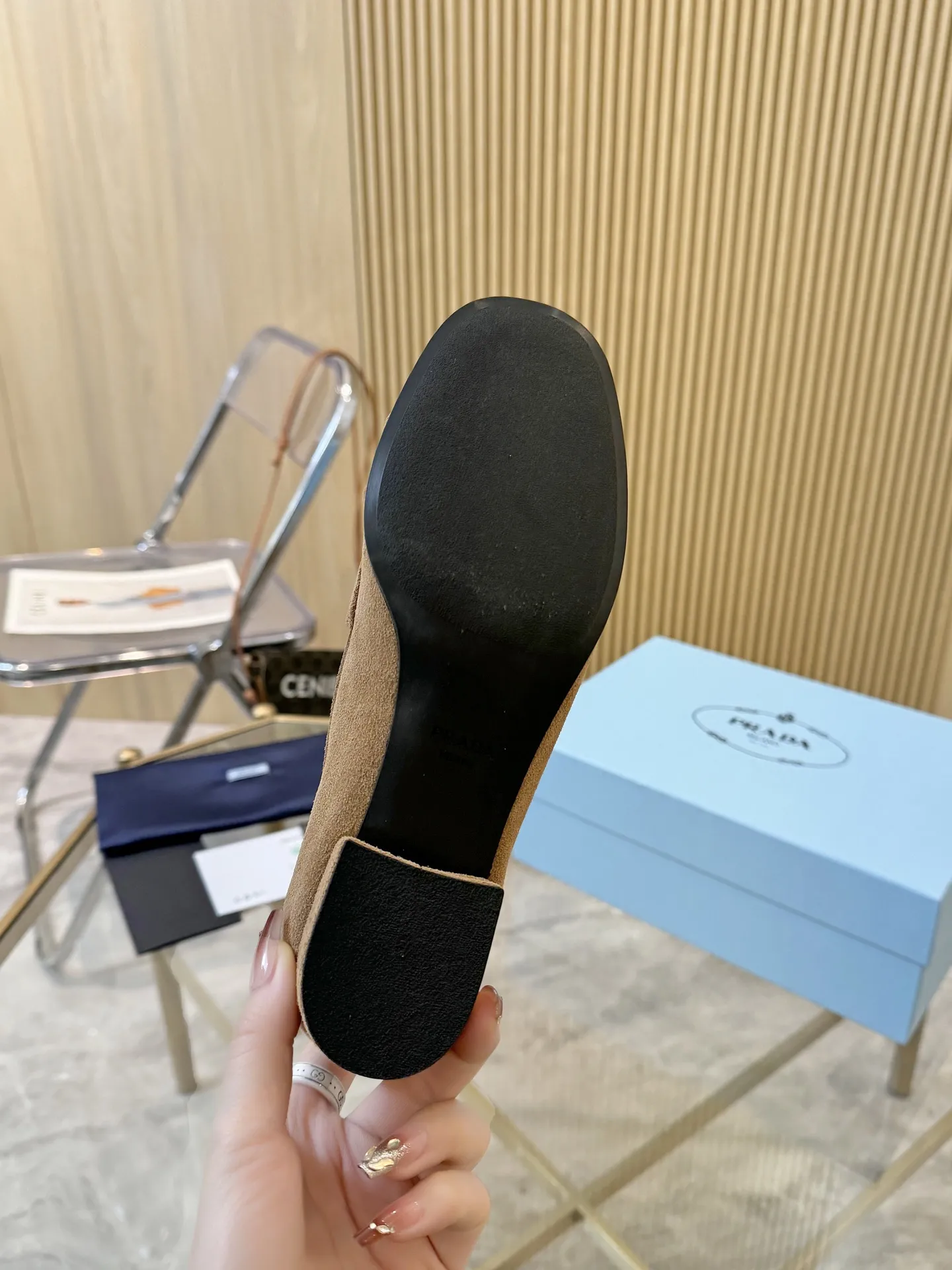 P250.皮面+20 size:35-42(41.42定制) 普拉达褶皱乐福鞋,深棕皮革+褶皱设计,复古又时髦!鞋面柔软,平底超舒适,通勤休闲都能轻松驾驭 。金属Logo点缀,品牌感满满,英伦风一脚蹬,穿脱超方便~无论搭西装裤还是牛仔裤,都能轻松打造随性高级感,是秋冬百搭神器