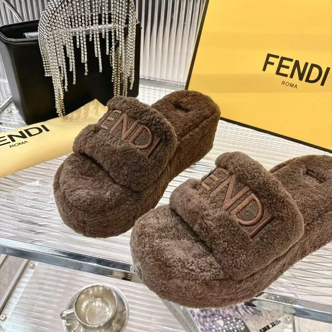 l新款 FENDI 芬迪毛毛拖,专柜原装正版原版复刻爆款来袭✨今天给你们分享这款超火的 FENDI 芬迪毛毛拖!👏 🐑采用原版羊羔毛,质感无敌,摸上去那叫一个柔软舒服,就像踩在云朵上☁️,而且真的是超级暖和 👠全真皮羊羔毛材质,尽显原版品质,从鞋面到鞋垫,每一处细节都彰显着精致与奢华。 😎上脚效果更是惊艳,不仅好看时尚,还能瞬间提升整体穿搭的格调,让你成为街头的时尚焦点。 🎁原版包装,仪式感满满。 📏码数:35 -40 码出厂价💰240元