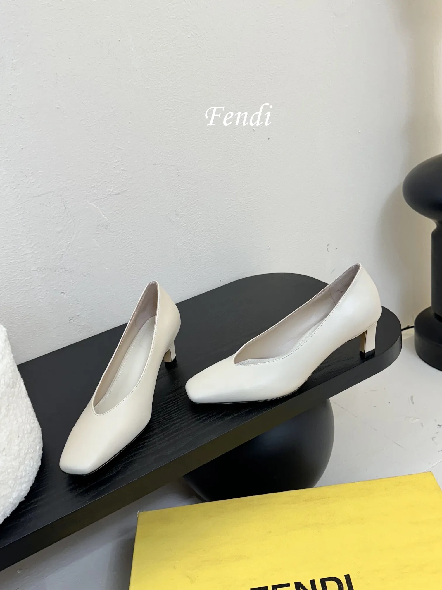 💰265 芬迪Fendi高跟鞋，小女人超闪blingbling白富美感觉来袭。 任何一款鞋履上脚，blingbling的超闪小女人就提现出来啦!穿着很舒适显脚的柔美线条不绷脚，颜色很艳丽没错啦!超显年轻的不分年龄均可穿着，上脚便是富家千金归来！！ 📒📒📒📒📒📒📒📒📒📒📒 当季新品，众所周知，Fendi鞋子永远设计为高级感满满的，高端大气上档次且百搭永不过时，时尚潮流追随的脚步却无法落下，每个小女子一生都必须拥有一双F家时装跟鞋。 💪💪💪💪💪💪💪💪💪💪💪 🔰面料：纳帕牛皮材质。 🔰大底采用高真原色意大利牛皮底，4,5cm高跟。 🔰内里和垫脚为意制混种绵羊皮。👠 🔰size：35/39（34 40 41 42订做）。 🔰颜色：官方多色系，正品所有颜色均可下单制作。
