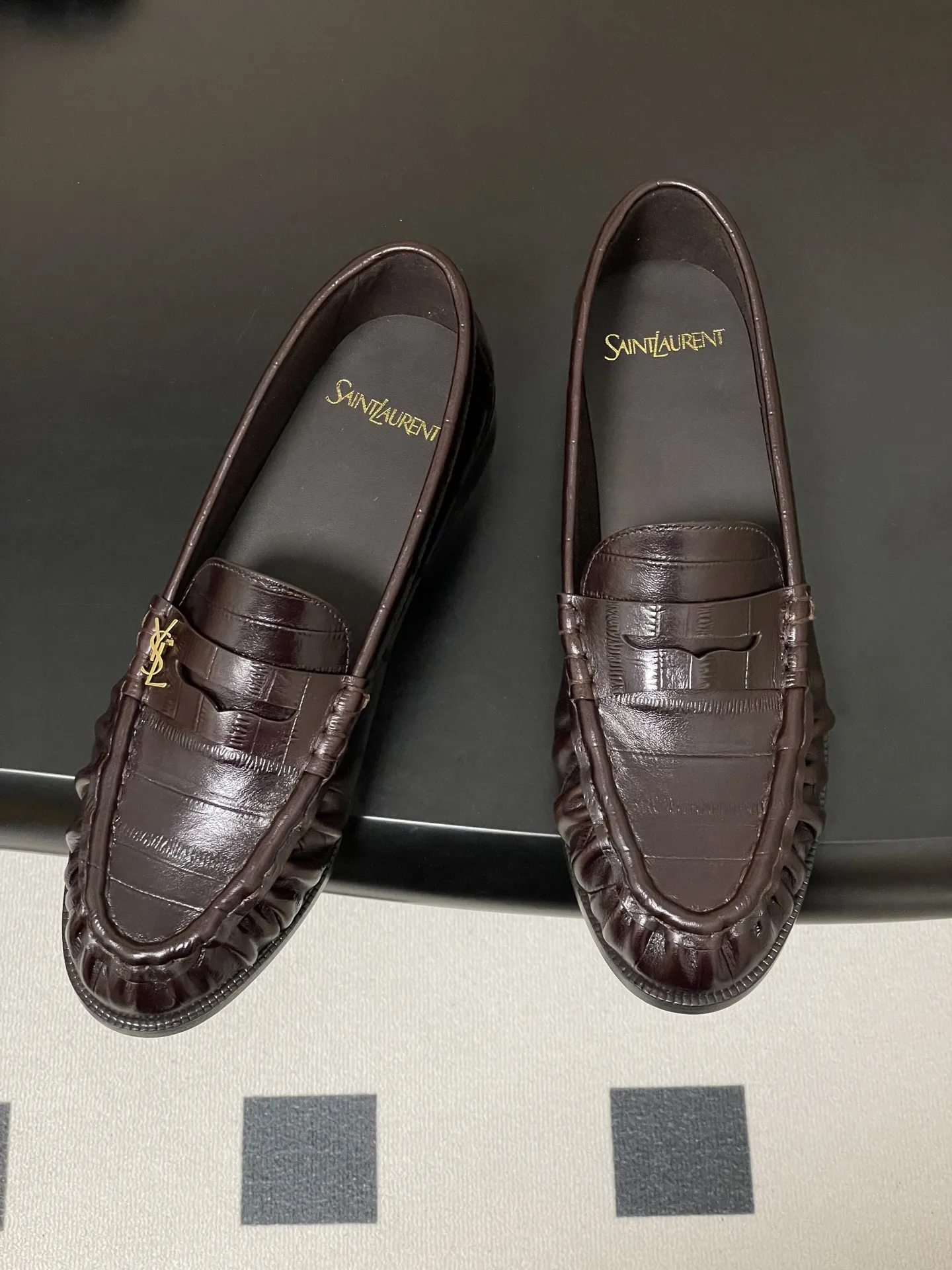 p310-顶级品质 Saint Laurent 圣罗兰fw26 new arrival~ YSL LE LOAFER系列 26Fw春夏新款复古质感鳗鱼纹褶皱乐福鞋/穆勒鞋麂皮绒面老钱风单鞋/半拖鞋一脚蹬休闲鞋 标志性褶皱鞋头+手工莫卡辛缝线,自带复古松弛感;鞋身是乐福鞋经典一脚蹬设计,搭配金属YSL标志,简约又有辨识度。 皮革内衬+真皮大底,质感和舒适度都在线。风格适配性强,既能搭正装(西装/裙装)走精致路线,也能配休闲装,牛仔裤/卫衣,打造松弛感,属于“一鞋多穿”的轻奢单品。 鞋面:牛皮/胎牛反绒/牛油皮 内里垫脚:丝绸羊皮 鞋底:意大利双层加厚真皮大底 码数:35-39(40.41定做不退换)