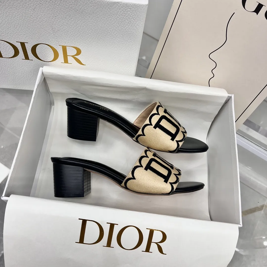 橙子出厂价💰80 Dior 迪奥春夏新款 刺绣字母拼色粗跟拖鞋 一字带中跟凉拖 跟高：4.5CM 码数：35-42