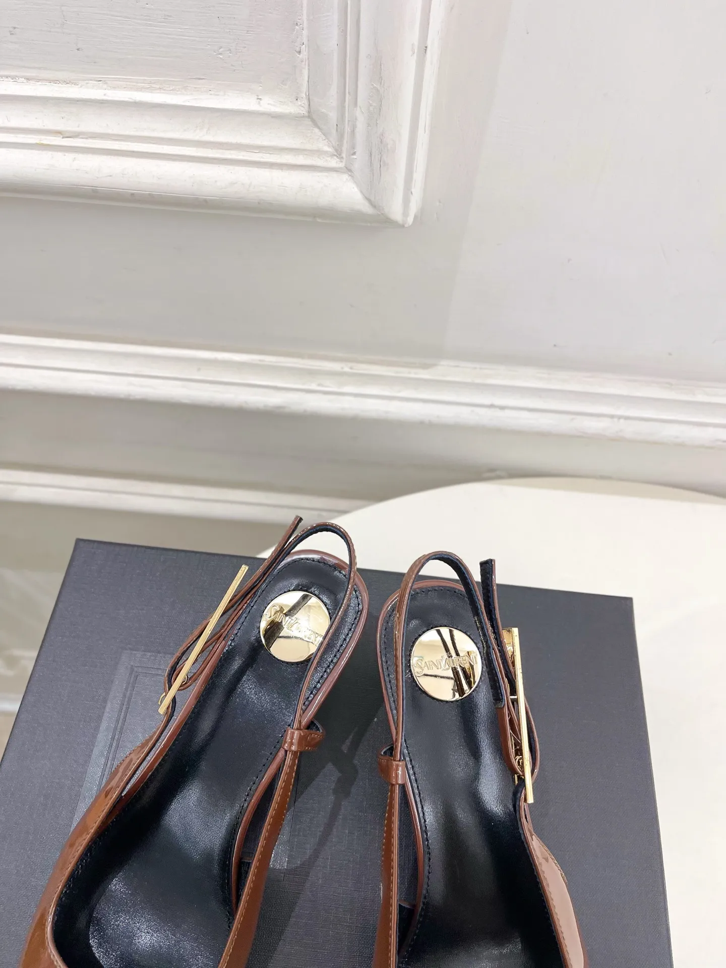 SAIN*LAURENT 圣罗兰 26𝐬𝐬 2026早春新品 尖方头后空凉鞋上新☑️ &mdash;&mdash;&mdash;&mdash;&mdash;&mdash;&mdash;&mdash;&mdash;&mdash;&mdash;&mdash;&mdash;&mdash; 顶级版‼️YSL超美的一款 恨天高 系列以全新的诠释方式首发！满满的高级感 ！时尚度爆棚～无论裙装 、裙装都随意搭配。 鞋面：高定制进口牛漆皮 内里：进口混种羊皮里 大底：意大利真皮大底 跟高：5cm 码数：35-39（40、41可定做） 价格：💰280