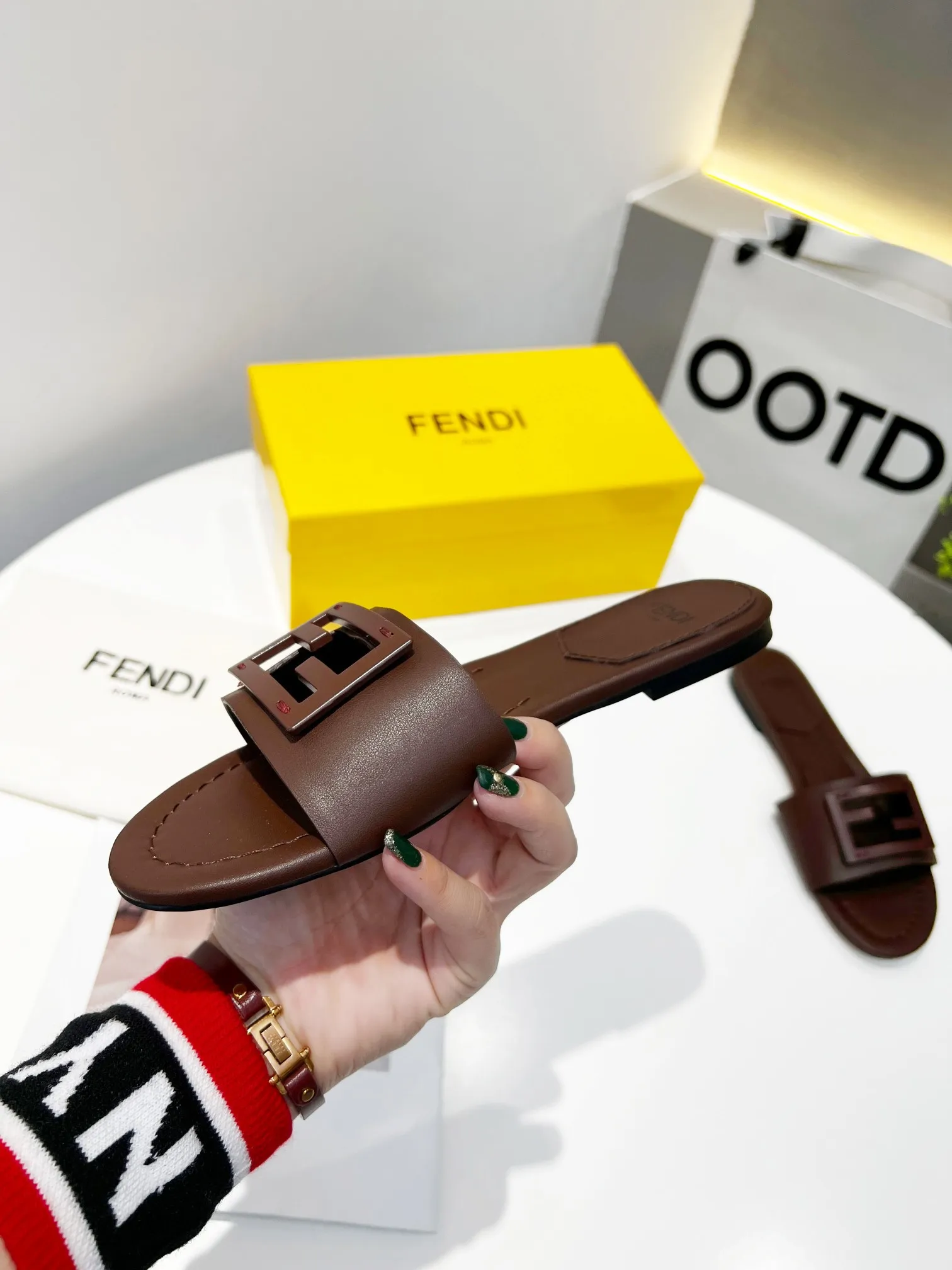 最新夏季爆款FENDI芬迪凉鞋，专柜原装正版，面料：头层牛皮，内里头层羊皮，橡胶底p140真皮底170，35&mdash;-42码欢迎下单，