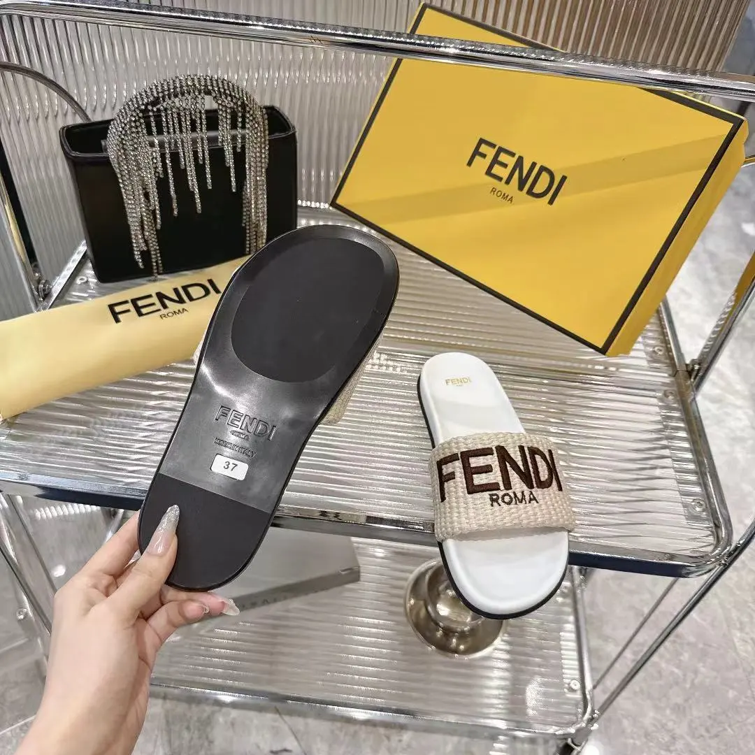 💰180元Fendi 25ss 芬迪系列平底拖鞋 每年必备FF拖今年还加了新的系列，美到无法言喻 绝好的穿着舒适感可是经典必备，各种风格搭配都Hold的住！ ▪面料：进口原版编织 ▪内里：羊皮 ▪跟高：平底/3cm ▪鞋底：原版开模生胶底 ▪Size：35-39（40.41定做）