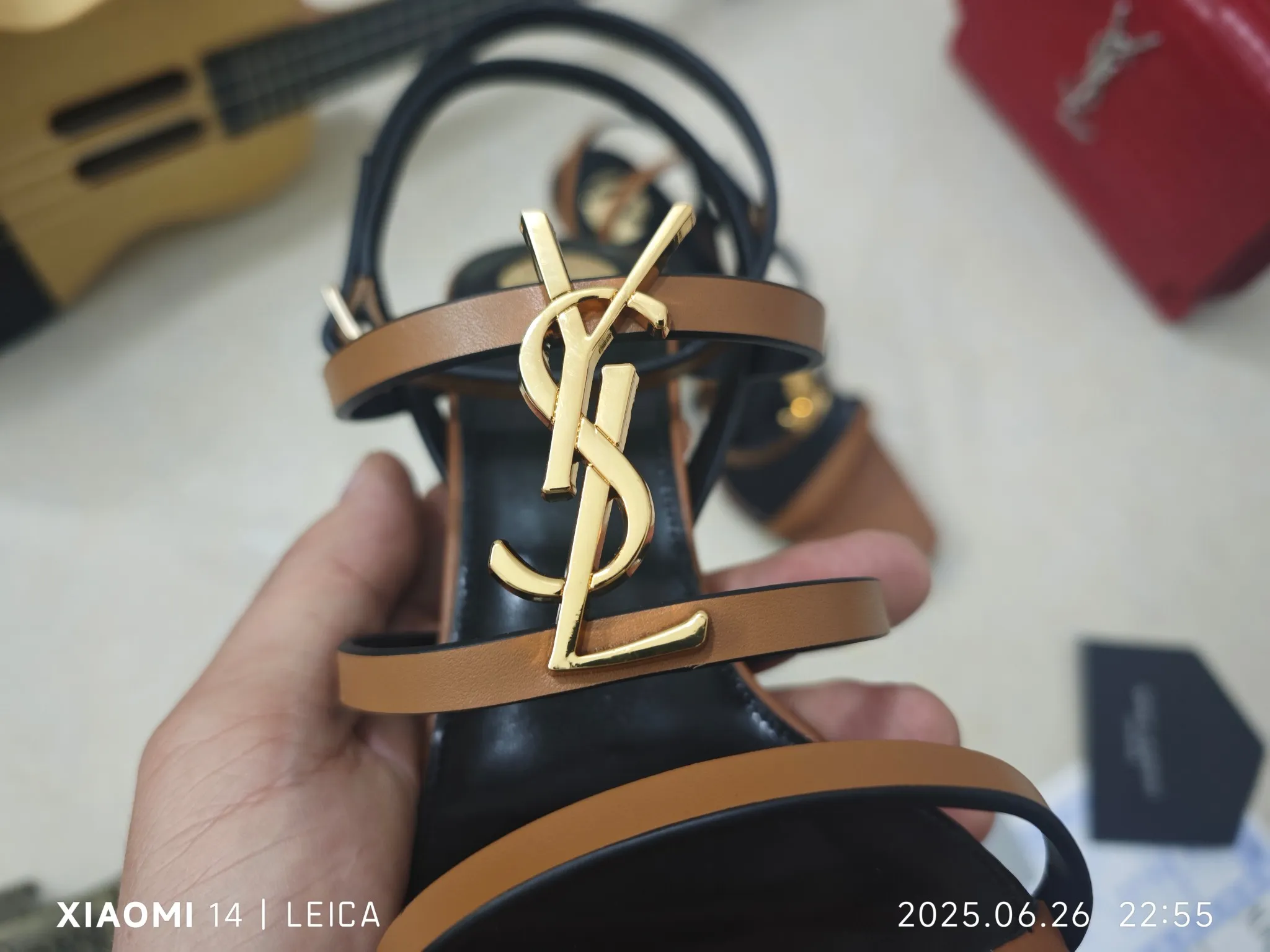 工厂价💰240【Saint Laurent】圣罗兰、细跟ysl字凉鞋💃2025早秋专柜同步最新款、YSL、装饰👠 经典上乘美艳力作 专柜最火春夏系列 兼备气质 时尚 经典耐看的设计风格 😌上脚效果特别美〰️，材料采用🇮🇹意大利进口小黑牛，进口黑漆皮、内里、垫脚；绵羊皮、跟高 细跟9cm 码数35-41码（34.41.42要定做，不退换）大底；进口真皮大底、配专柜全套包装