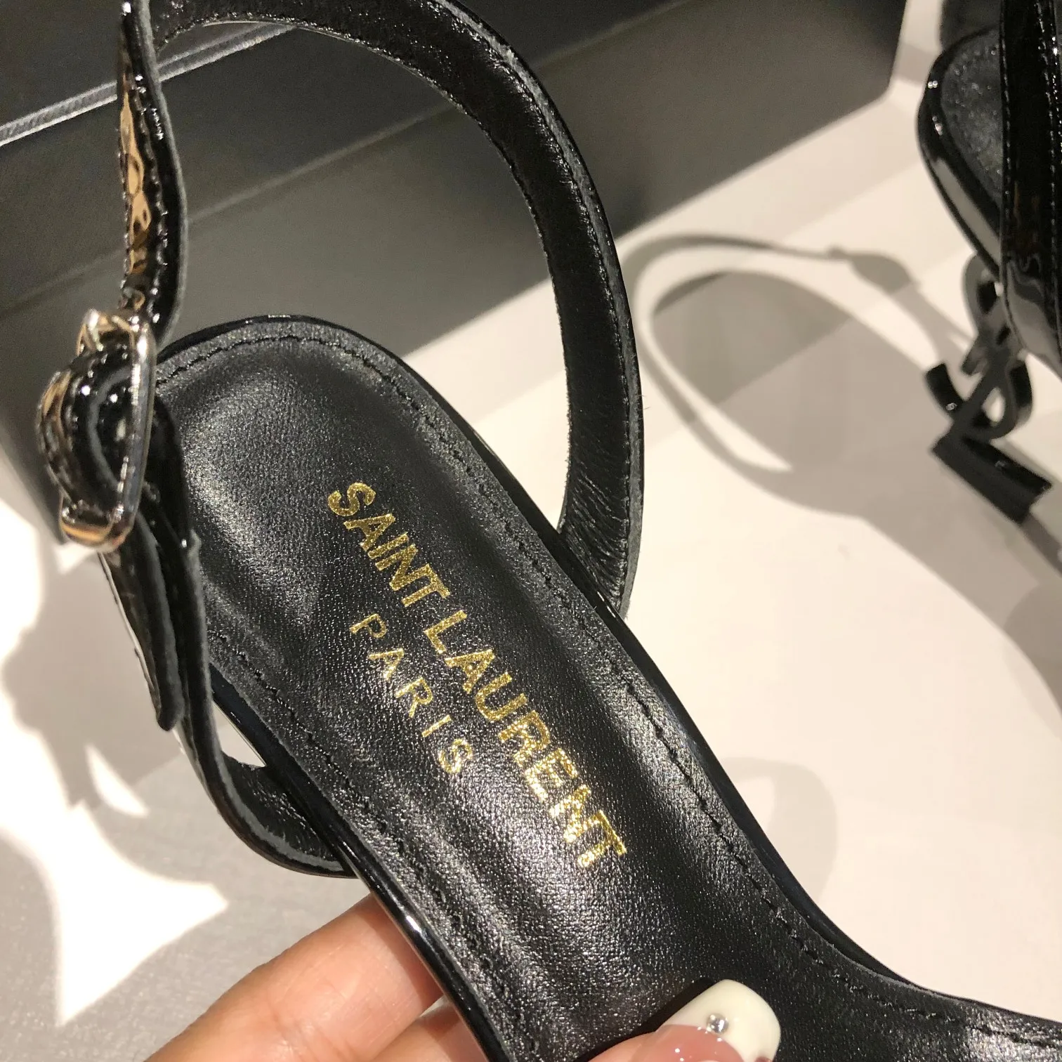 💰260「SAINT LAURENT 圣罗兰」YSL字母金属扣 烤漆YSL字母跟高跟凉鞋。特色的字母跟设计，独享不一样的风采。 ✨进口漆皮+水染羊皮里+意大利🇮🇹真皮大底。 ⚠️两种跟高:8cm，10.5cm 颜色:黑漆，黑皮，杏漆，红漆，粉色羊京 Size:35-40（40 41订做不退换)