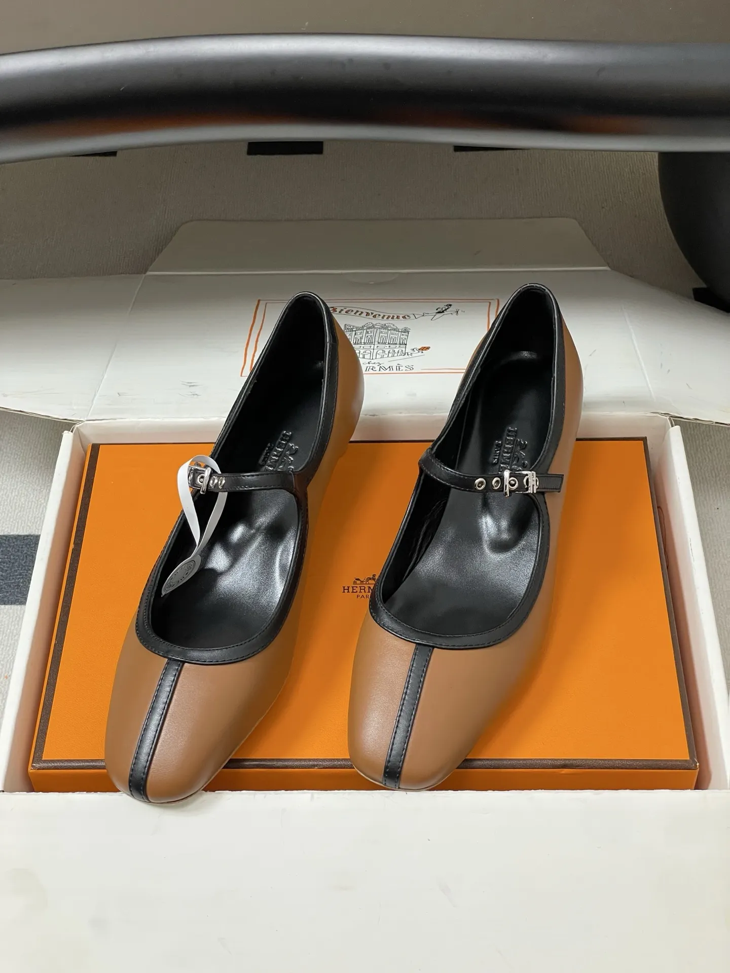 p330-顶级品质 Hermes 爱马仕🐎 H家25s早秋新款 Lilibeth 40高跟鞋 芭蕾舞鞋玛丽珍小猫跟单鞋 Toscan小牛皮高跟鞋，搭配标志性&lsquo;H&rsquo;鞋扣和撞色滚边。打造精致柔美造型。 尖头设计经典且时尚，能够在视觉上拉长腿部线条，使双脚看起来更加修长。鞋面上有一条细长的鞋带，增加了鞋子的层次感和设计感。鞋带上配有一个精致的金属扣装饰，为整体造型增添了一丝亮点和时尚感。 这双鞋整体风格简约而不失优雅，融合了经典与时尚元素。主色调使其具有很强的百搭性，无论是搭配正式的服装还是休闲的服饰，都能展现出不同的风格魅力。 鞋面：小牛皮/定制真丝绒 内里垫脚：小羊皮 鞋底：意大利A级真皮大底 跟高：4cm 码数：35-39（40.41.42 定做不退换）