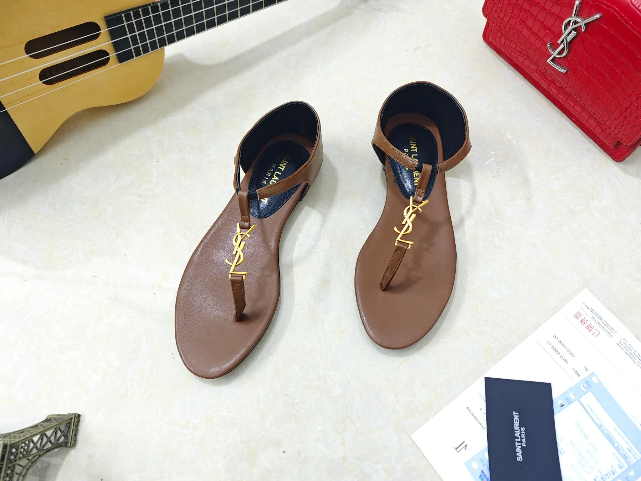 💰240【Saint Laurent】圣罗兰、平板夹脚凉鞋💃2025早春专柜同步最新款、YSL、Logo字母钻扣装饰👠 经典上乘美艳力作 专柜最火春夏系列 兼备气质 时尚 经典耐看的设计风格 😌上脚效果特别美〰️饰扣金色扣，材料采用🇮🇹意大利进口小黑牛，黑漆皮，卡其色经典工艺，、内里、垫脚；绵羊皮、 码数34-41码（34.41./42要定做，不退换）大底；进口真皮大底、配专柜全套包装