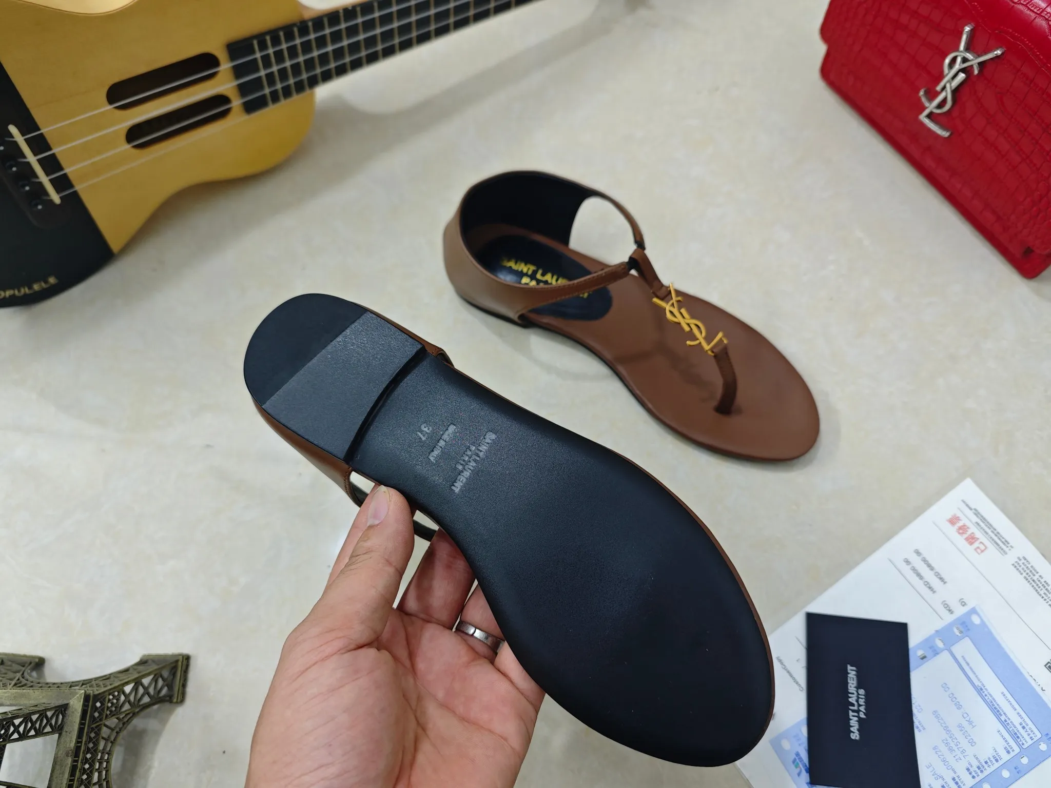 💰240【Saint Laurent】圣罗兰、平板夹脚凉鞋💃2025早春专柜同步最新款、YSL、Logo字母钻扣装饰👠 经典上乘美艳力作 专柜最火春夏系列 兼备气质 时尚 经典耐看的设计风格 😌上脚效果特别美〰️饰扣金色扣，材料采用🇮🇹意大利进口小黑牛，黑漆皮，卡其色经典工艺，、内里、垫脚；绵羊皮、 码数34-41码（34.41./42要定做，不退换）大底；进口真皮大底、配专柜全套包装