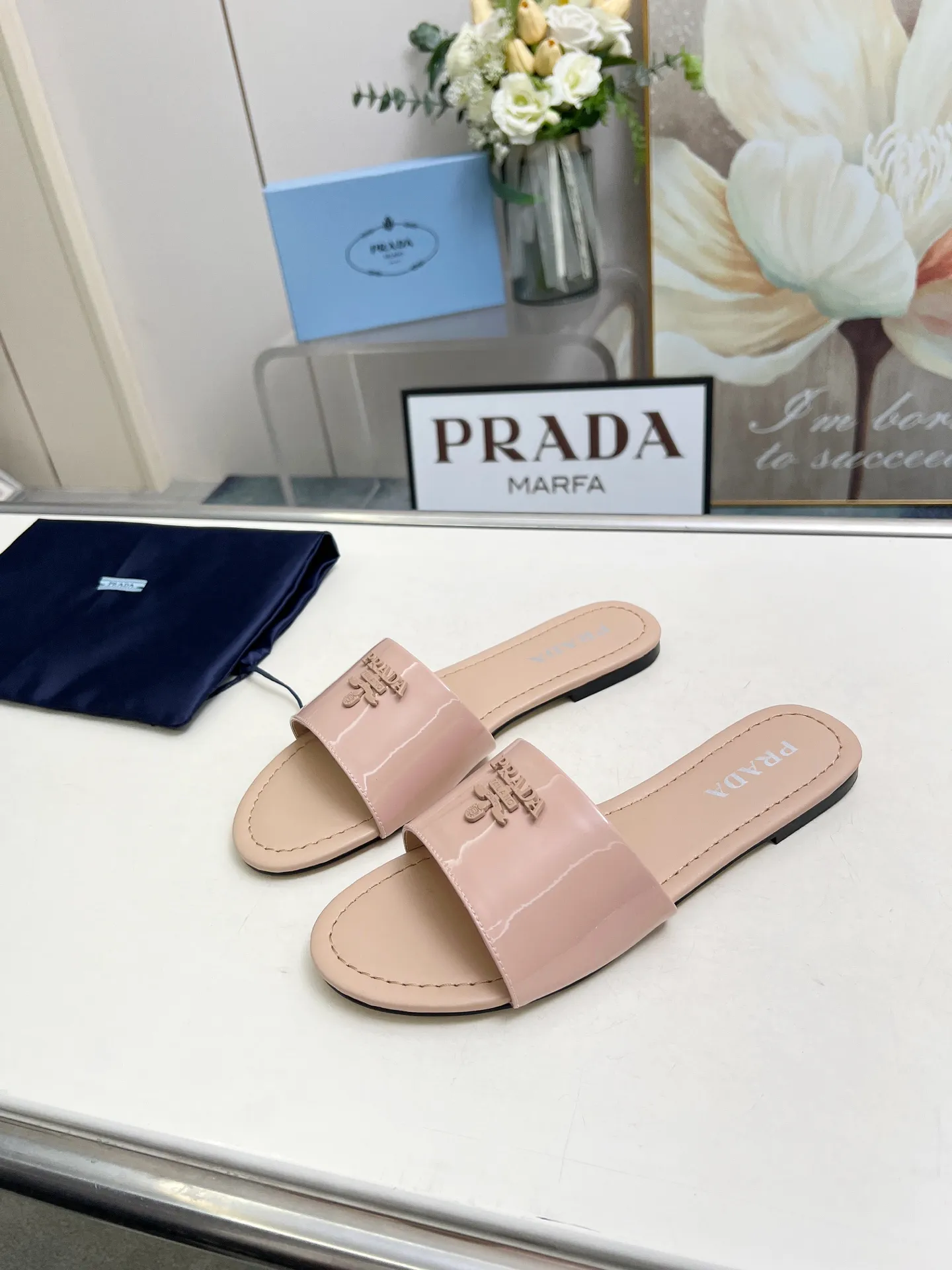 普拉达，2025最新款150（真皮底加180）尖头凉鞋春款新品，25年新款上市走秀明星新品时尚潮流【PRADA 普拉达】方头高跟方跟粗跟凉鞋后空单鞋。✨✨鞋面采用进口网丝+开边珠、内里垫脚为进口羊皮，意大利注塑真皮大底。跟高6cm 🐎size：35-40（41,42,43可定做，不退换)