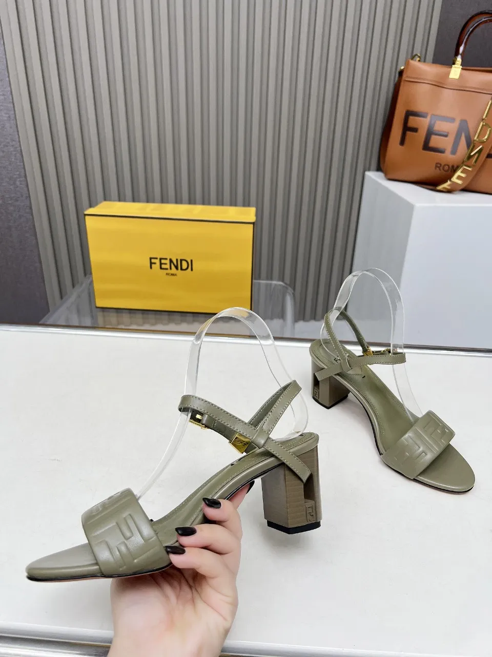 芬迪新款上线 跟高6CM 35-40(41、42、43定做)P230