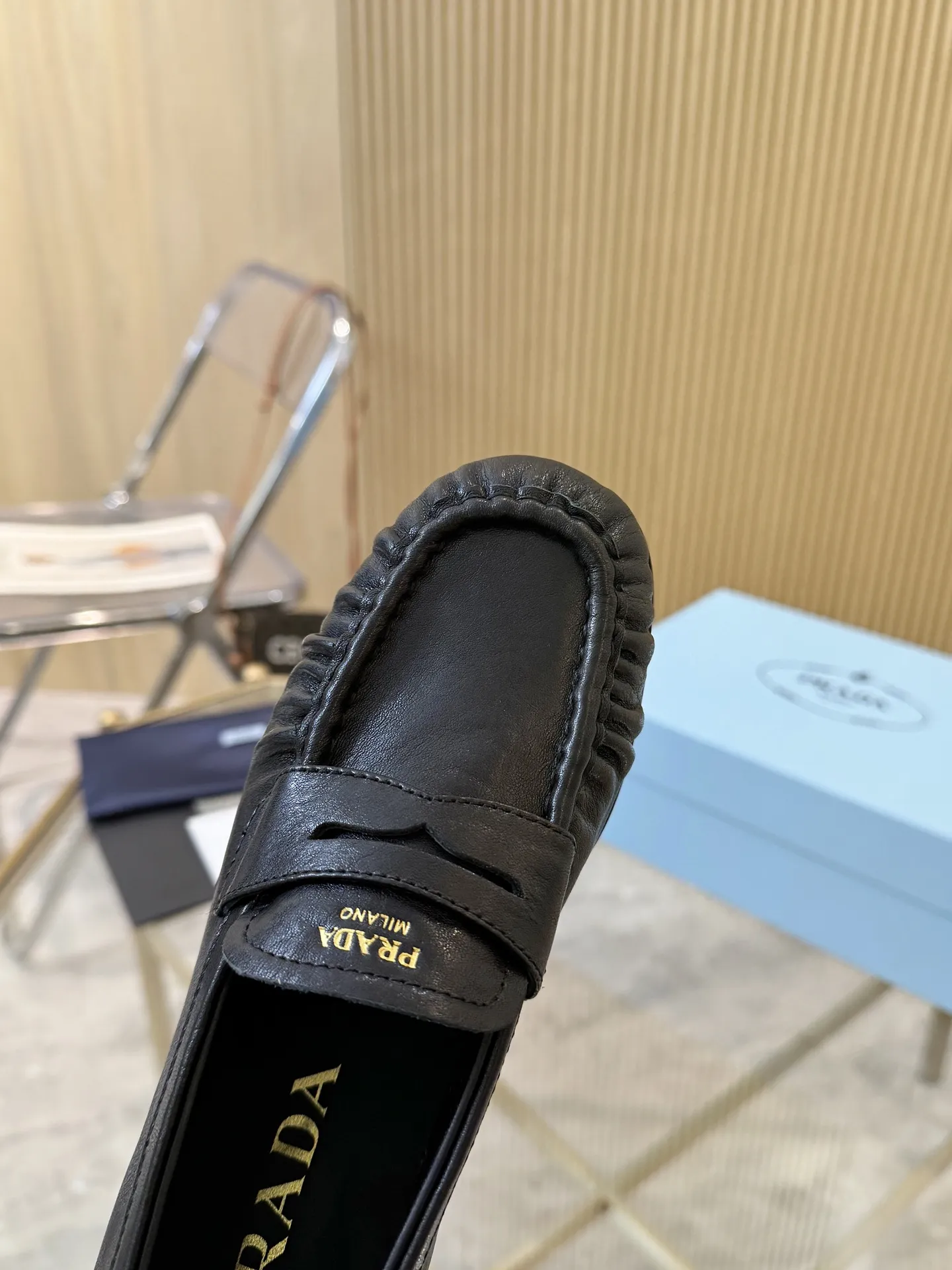 P250.皮面+20 size:35-42（41.42定制） 普拉达褶皱乐福鞋，深棕皮革+褶皱设计，复古又时髦!鞋面柔软，平底超舒适，通勤休闲都能轻松驾驭 。金属Logo点缀，品牌感满满，英伦风一脚蹬，穿脱超方便~无论搭西装裤还是牛仔裤，都能轻松打造随性高级感，是秋冬百搭神器