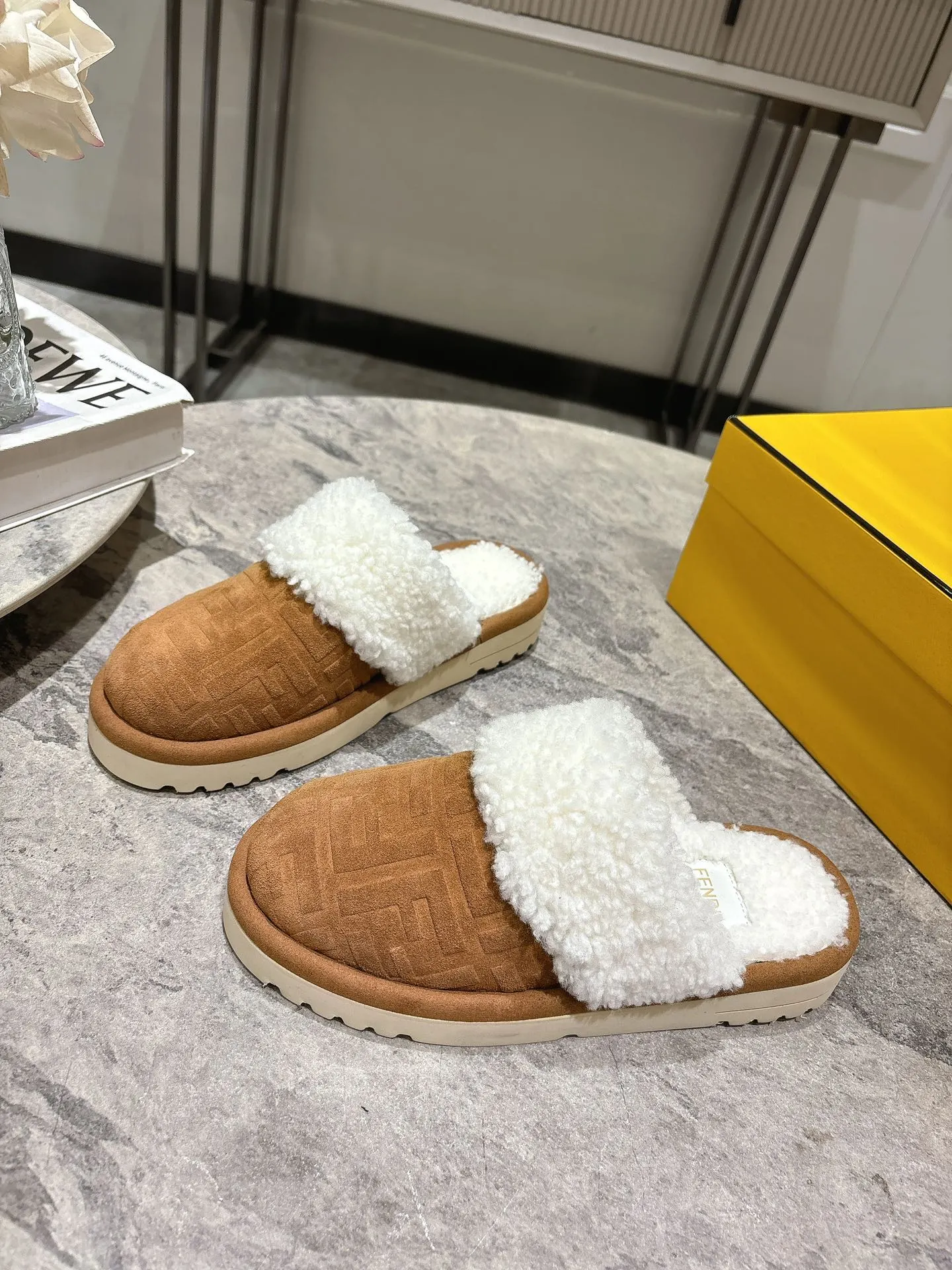 💰280 FENDI芬迪秋冬最新款毛拖 这款拖鞋今年非常爆,FF元素搭配非常时尚 超酷个性非常强!潮派炸街!为数不多的超大牌毛拖 高级级感满满 各大网红明星同款!冬季南方小土豆必备爆款🔥 ⚠面料:进口牛皮面压花 高丝光绒 定制布面 内里真羊毛 独家私模防滑发泡大底 这款鞋子上脚非常舒服,脚感很棒 码数:35-39🐴(40 41定制)