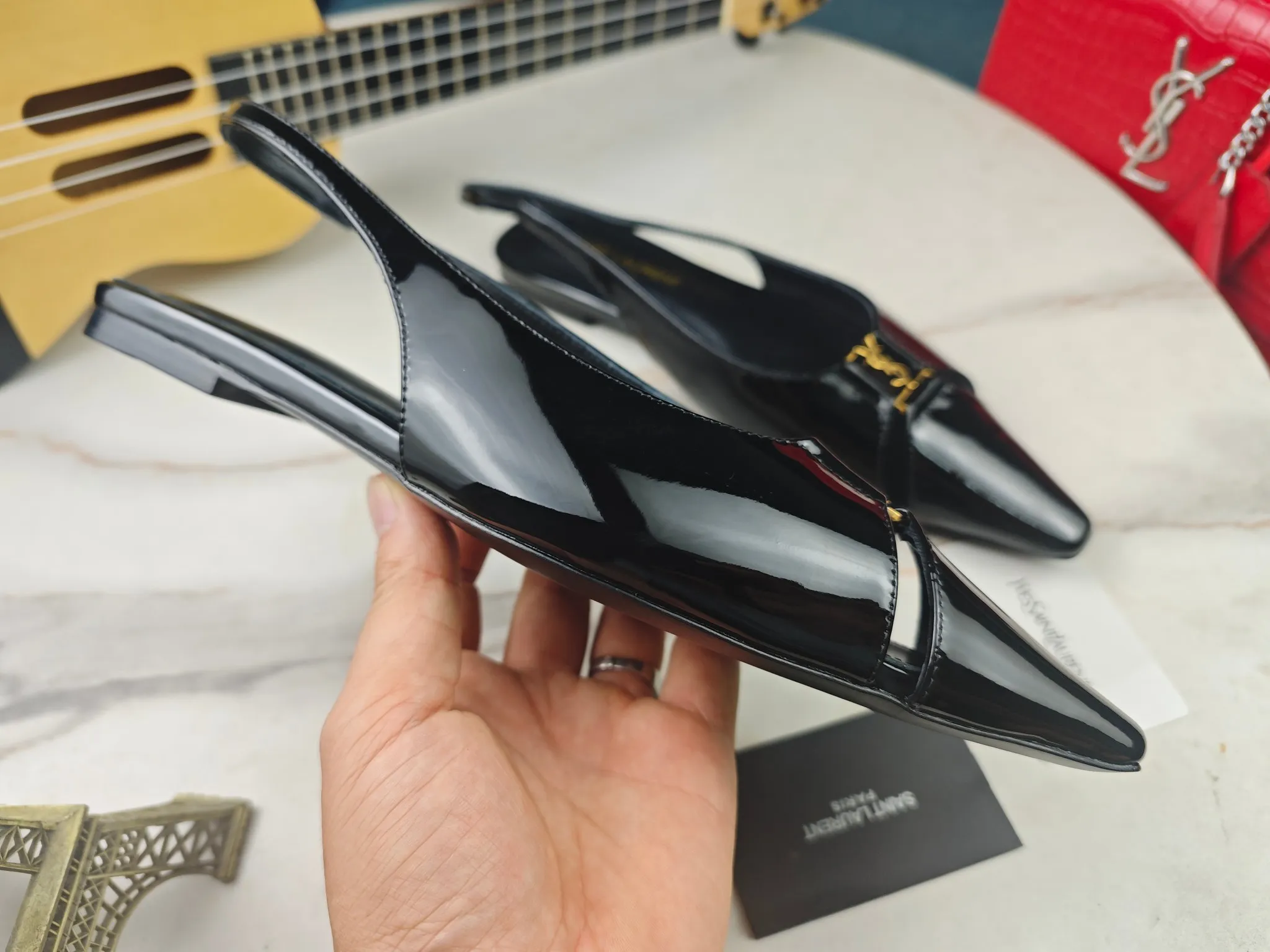 工厂价💰250【Saint Laurent】圣罗兰、平跟ysl字凉鞋💃2024早秋专柜同步最新款、YSL、装饰👠 经典上乘美艳力作 专柜最火春夏系列 兼备气质 时尚 经典耐看的设计风格 😌上脚效果特别美〰️,材料采用🇮🇹意大利进口小黑牛,进口黑漆皮、内里、垫脚;绵羊皮、平跟凉鞋,码数35-41码(34.41.42要定做,不退换)大底;进口真皮大底、配专柜全套包装