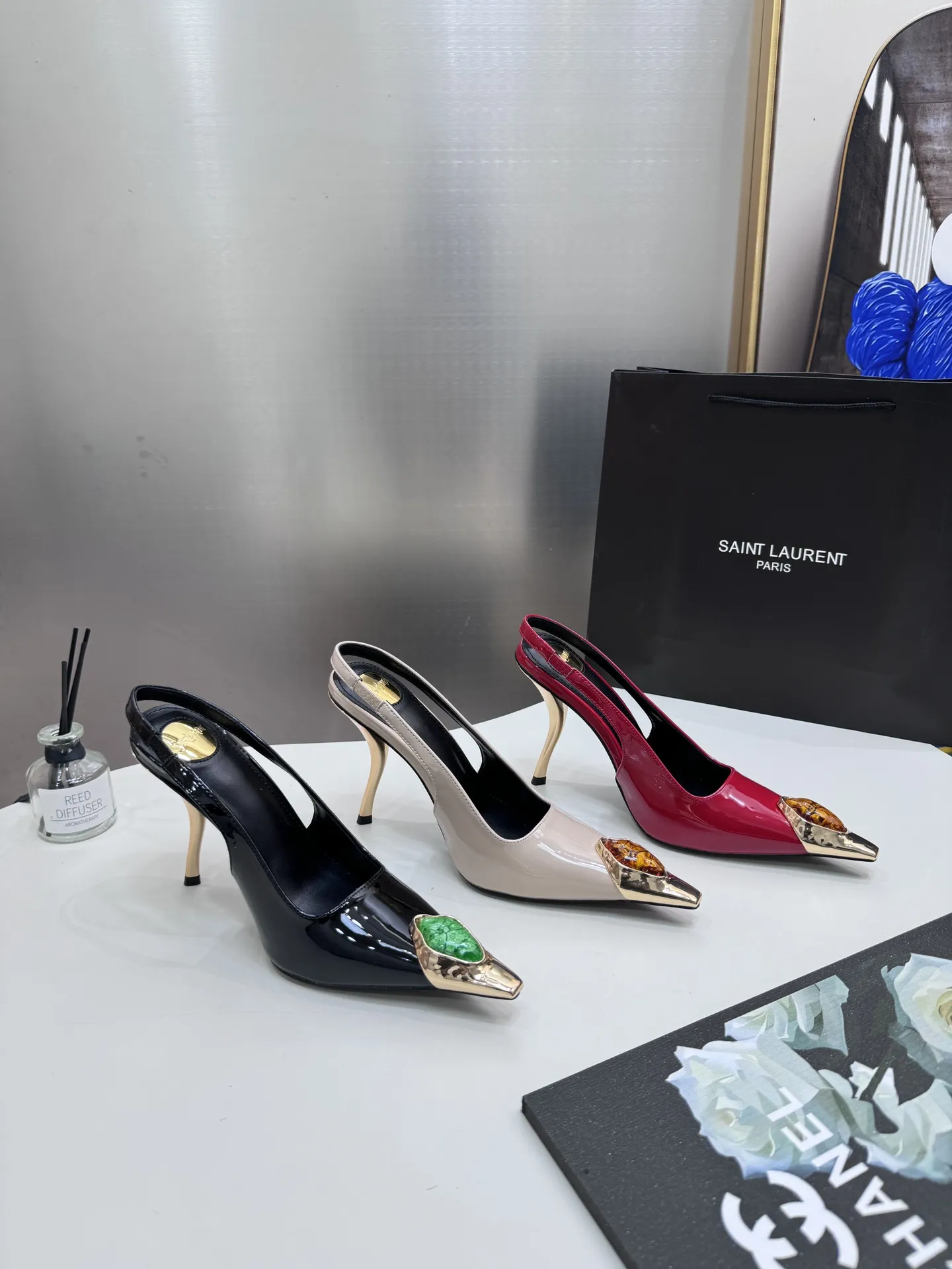 橙子出厂价💰105 Saint lauret 圣罗兰 YSL新款 复古宝石高跟凉鞋 高跟鞋 细跟单鞋 优雅大气 各种小裙子搭配起来 完全不挑脚型哦 通透的闪钻在光线的照耀下呈现幻彩 真的美的过分 上脚显白的让人上头!细巧水晶链饰点亮脚踝纤雅线条 释放无限♾优雅魅力 探索更多臻选高跟鞋! 跟高:7CM、9CM 码数:34-40
