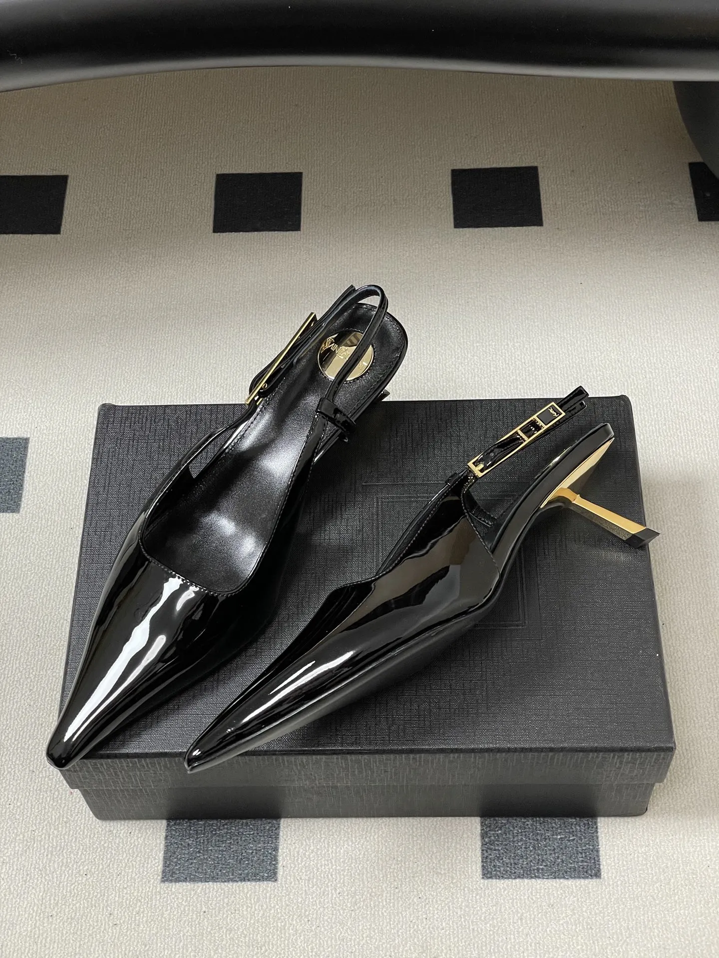 p290- Saint Laurent fw25 new arrival～ YSL圣罗兰2026春夏新款尖头小猫跟后空凉鞋亮面高跟鞋🆕异形金色跟凉鞋 整个鞋非常的简约大气～小尖头更加的精致时髦可以看到我们鞋子侧面是按照人体腿型设计出来的弧度～上脚非常秀气好看不挑人～拉长腿型～适合各种场合搭配～秋冬穿搭必备单品！ 鞋面：牛漆皮 内里垫脚：羊皮 鞋底：意大利真皮大底 跟高：5.5cm 码数：35-39（40.41定做不退换）