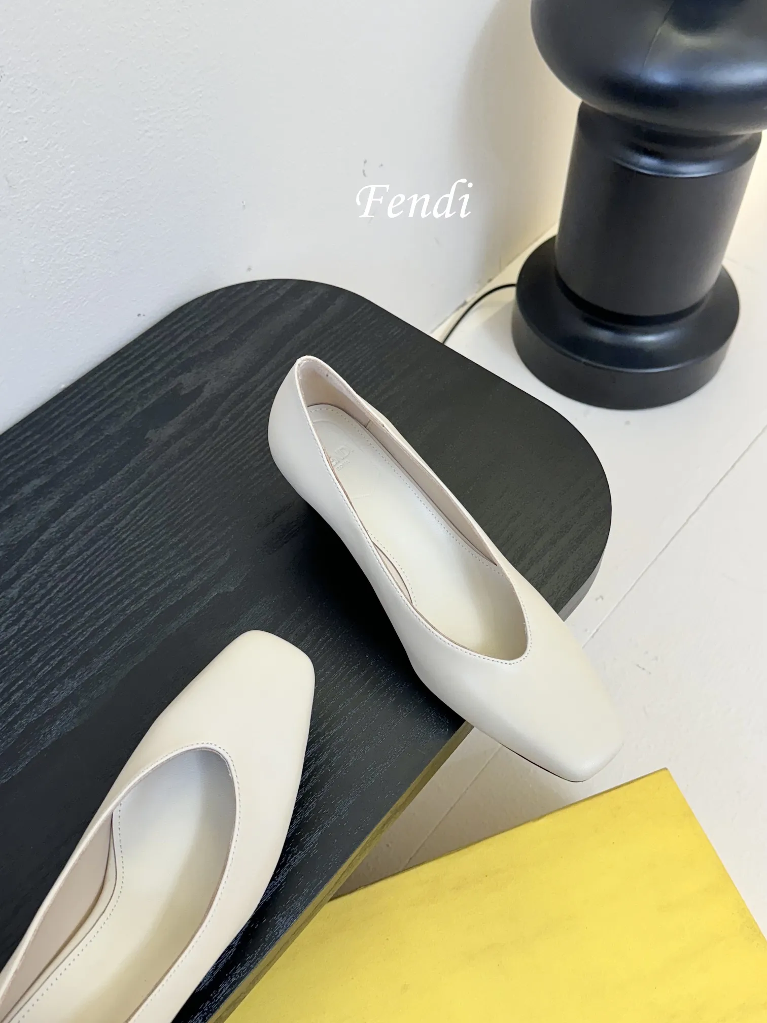 💰265 芬迪Fendi高跟鞋,小女人超闪blingbling白富美感觉来袭。 任何一款鞋履上脚,blingbling的超闪小女人就提现出来啦!穿着很舒适显脚的柔美线条不绷脚,颜色很艳丽没错啦!超显年轻的不分年龄均可穿着,上脚便是富家千金归来!! 📒📒📒📒📒📒📒📒📒📒📒 当季新品,众所周知,Fendi鞋子永远设计为高级感满满的,高端大气上档次且百搭永不过时,时尚潮流追随的脚步却无法落下,每个小女子一生都必须拥有一双F家时装跟鞋。 💪💪💪💪💪💪💪💪💪💪💪 🔰面料:纳帕牛皮材质。 🔰大底采用高真原色意大利牛皮底,4,5cm高跟。 🔰内里和垫脚为意制混种绵羊皮。👠 🔰size:35/39(34 40 41 42订做)。 🔰颜色:官方多色系,正品所有颜色均可下单制作。