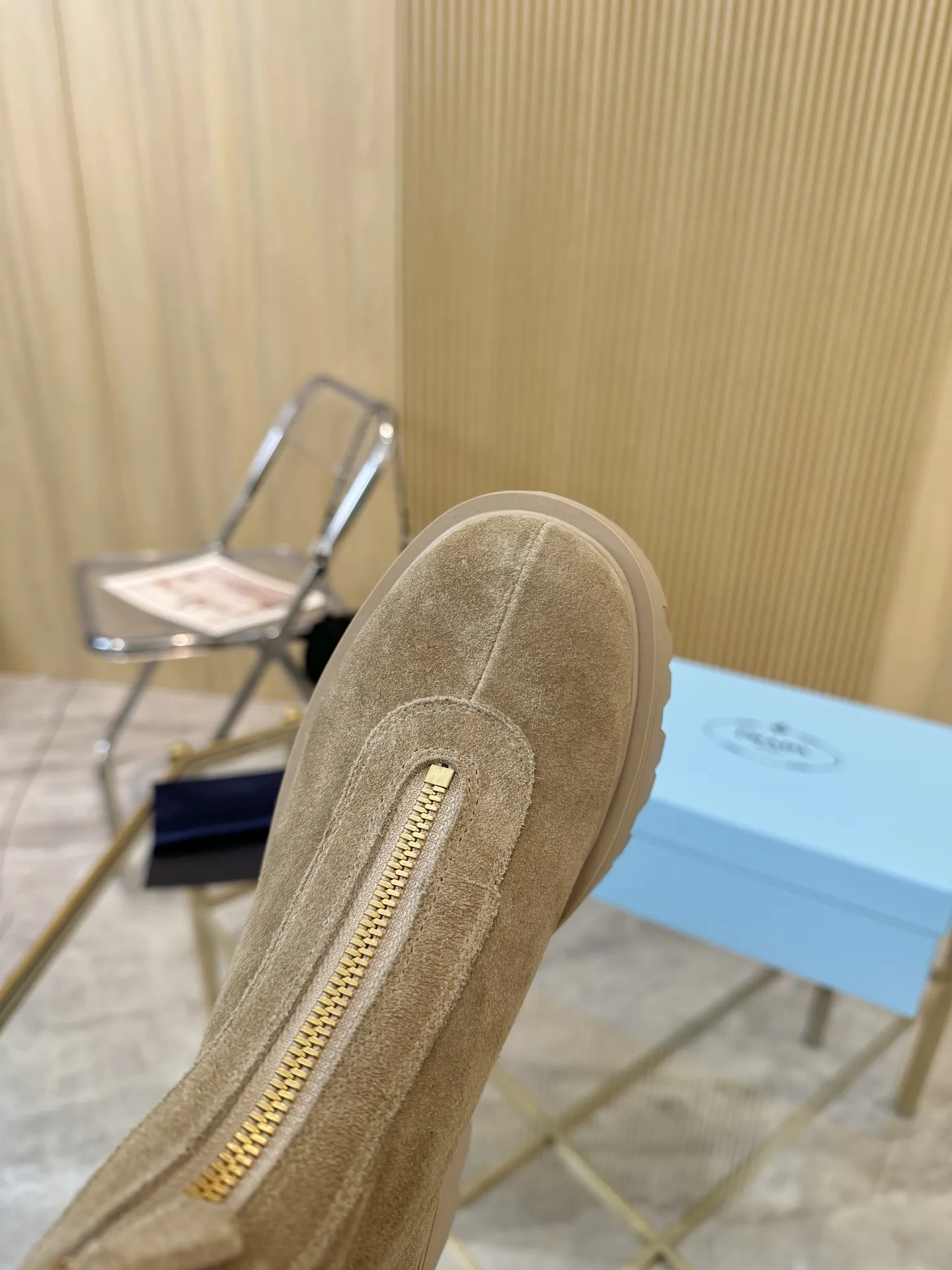 出厂价羊毛裡330.皮裡💰290 PRAD* 25ss普拉达经典三角标一脚蹬王炸女靴 冬天买不到的系列，绝对是今年的大爆款！！贼好看！Prada靴子真的很哇塞！上脚大气显腿瘦气质这块刚好拿捏 鞋面：牛猄 内里：牛皮，羊毛裡 大底：原板开模大底 Size：35-41