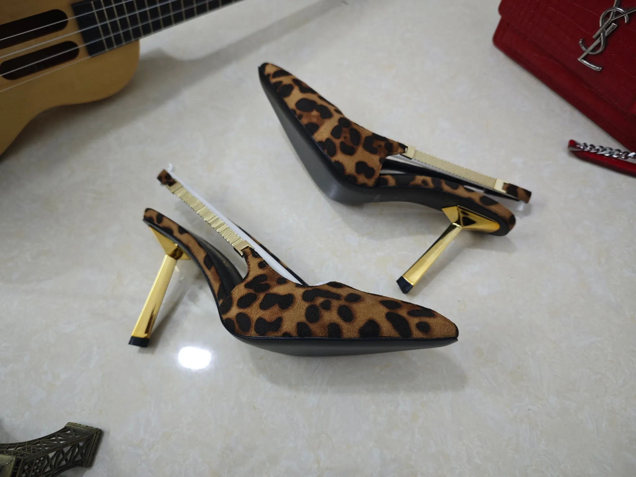 工厂价💰280【Saint Laurent】圣罗兰、高跟ysl字凉鞋💃2024早秋专柜同步最新款、YSL、装饰👠 经典上乘美艳力作 专柜最火春夏系列 兼备气质 时尚 经典耐看的设计风格 😌上脚效果特别美〰️,材料采用🇮🇹意大利进口小黑牛,进口黑漆皮、内里、垫脚;绵羊皮、细跟凉鞋,码数35-41码(34.41.42要定做,不退换)大底;进口真皮大底、配专柜全套包装